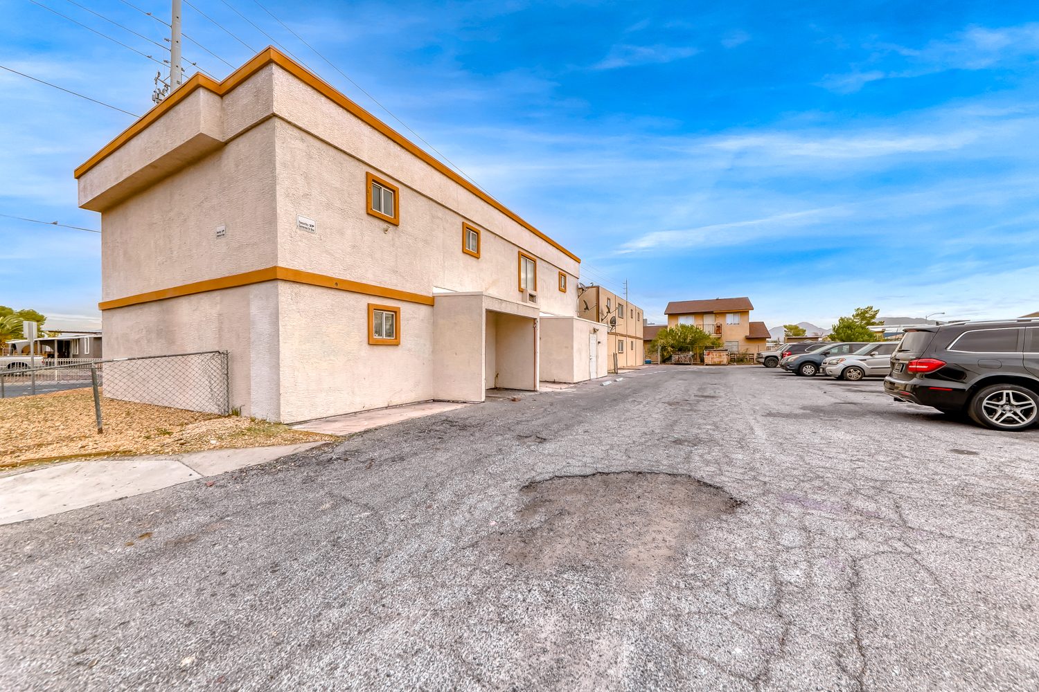 08_parking_lot_3017_rear