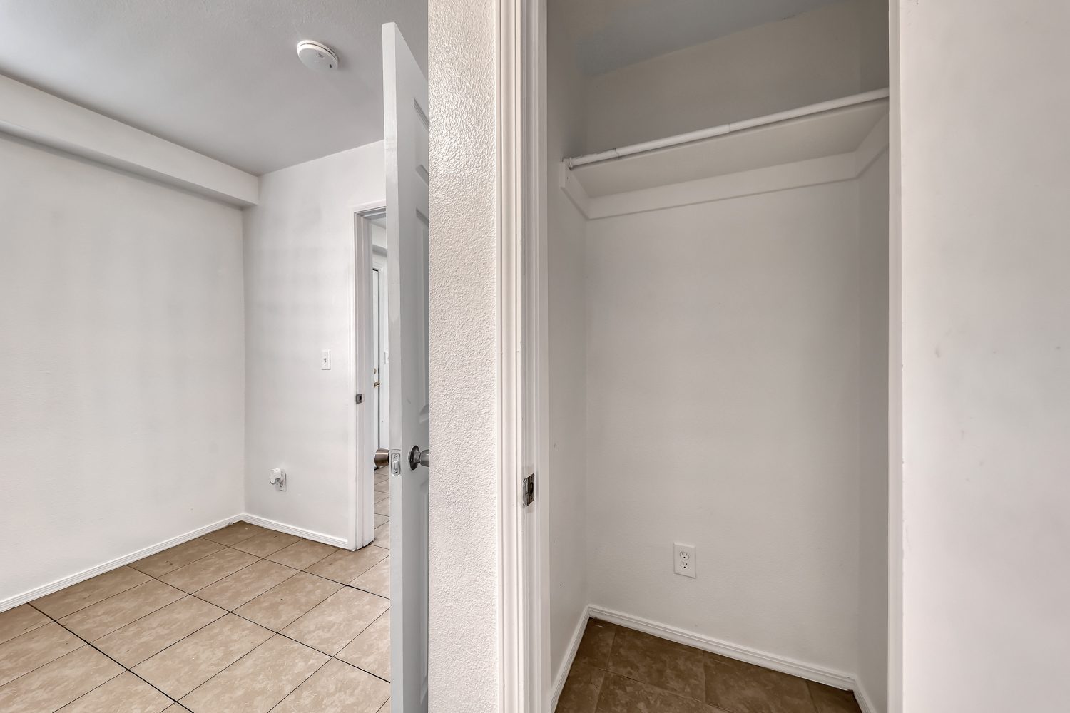 25_hallway_closet_interior