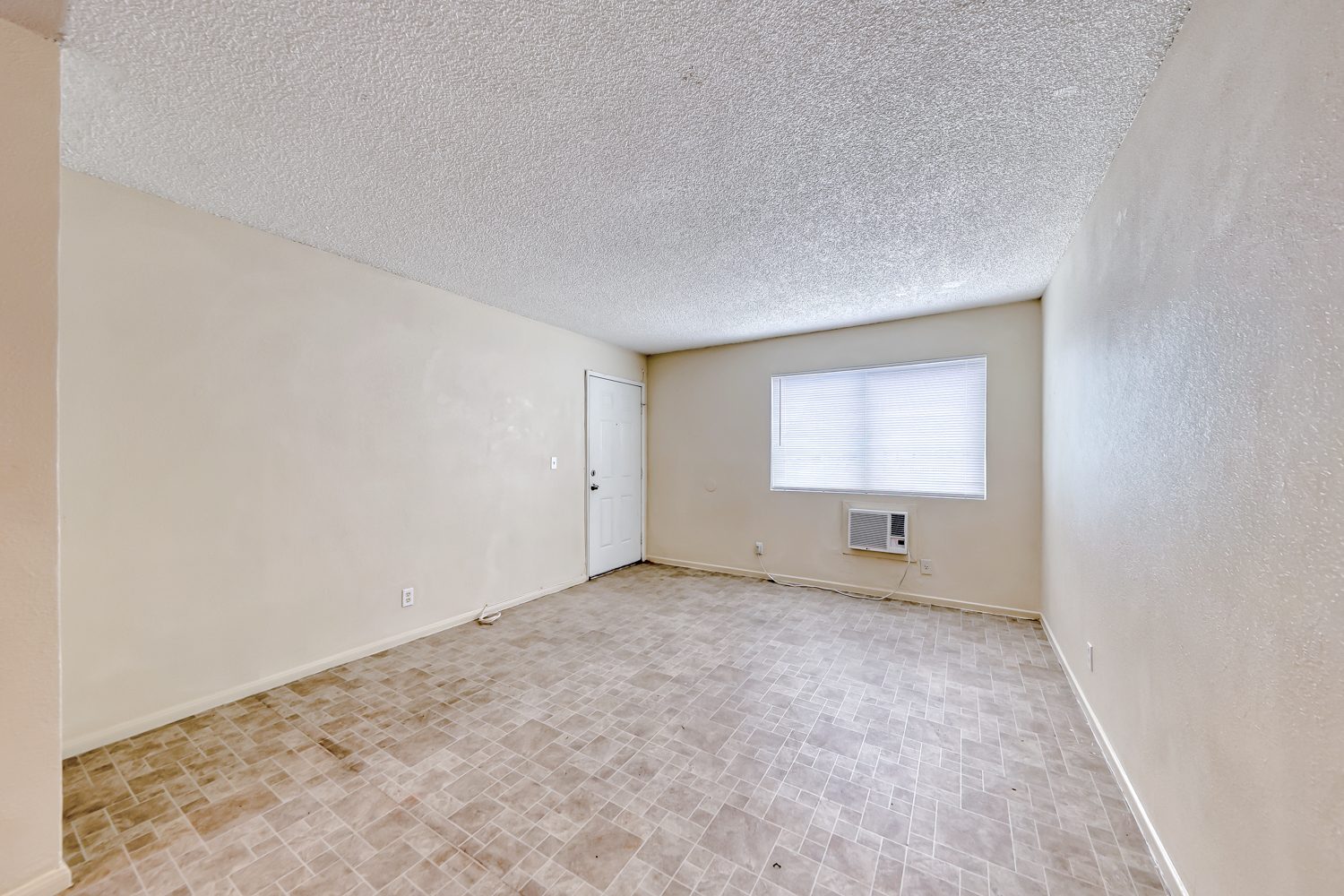 22_empty_room_linoleum_floor