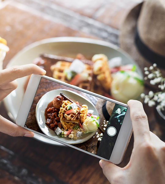 Curated food snapshot on smartphone