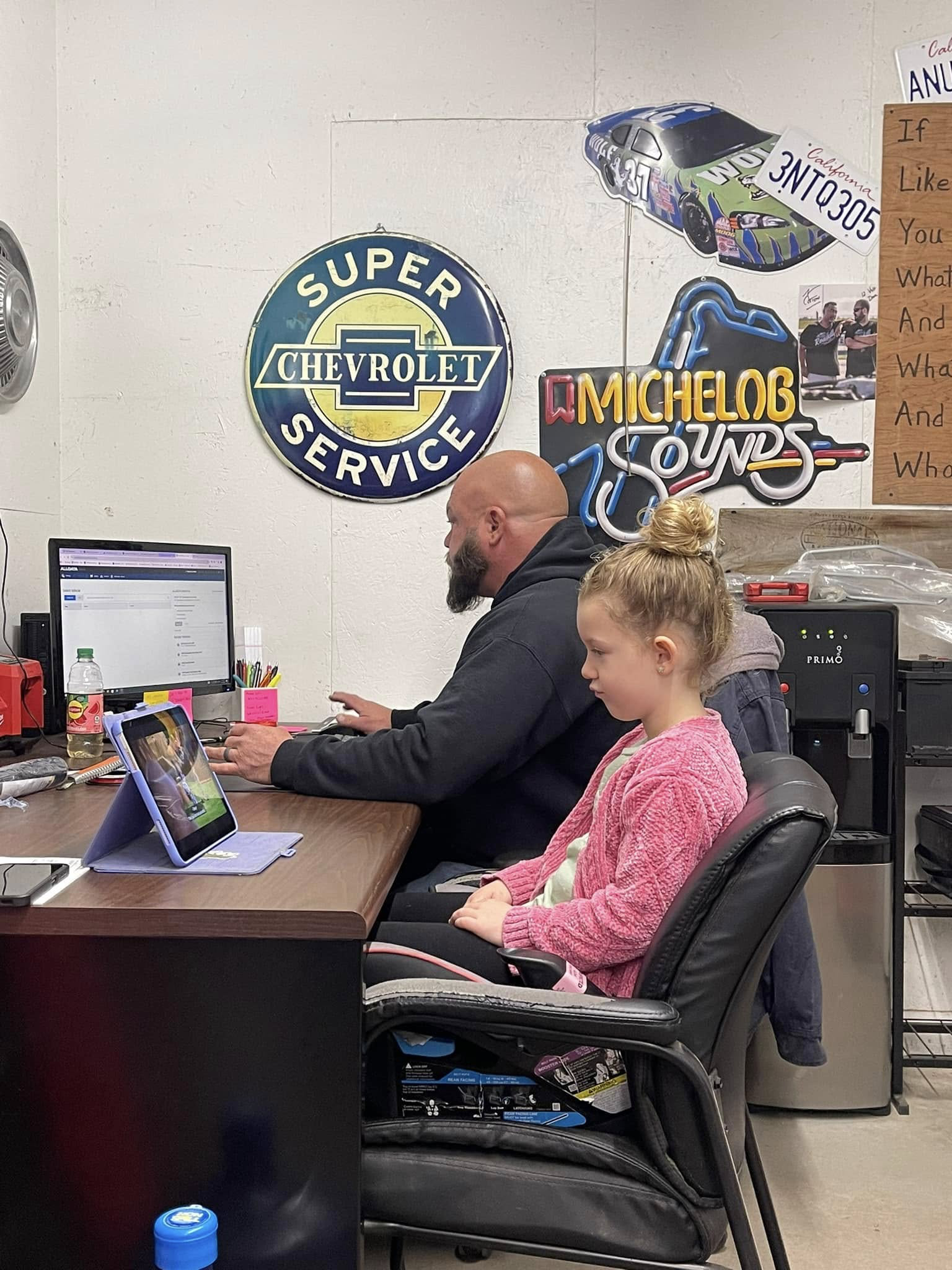 Shop management and customer service right at the desk
