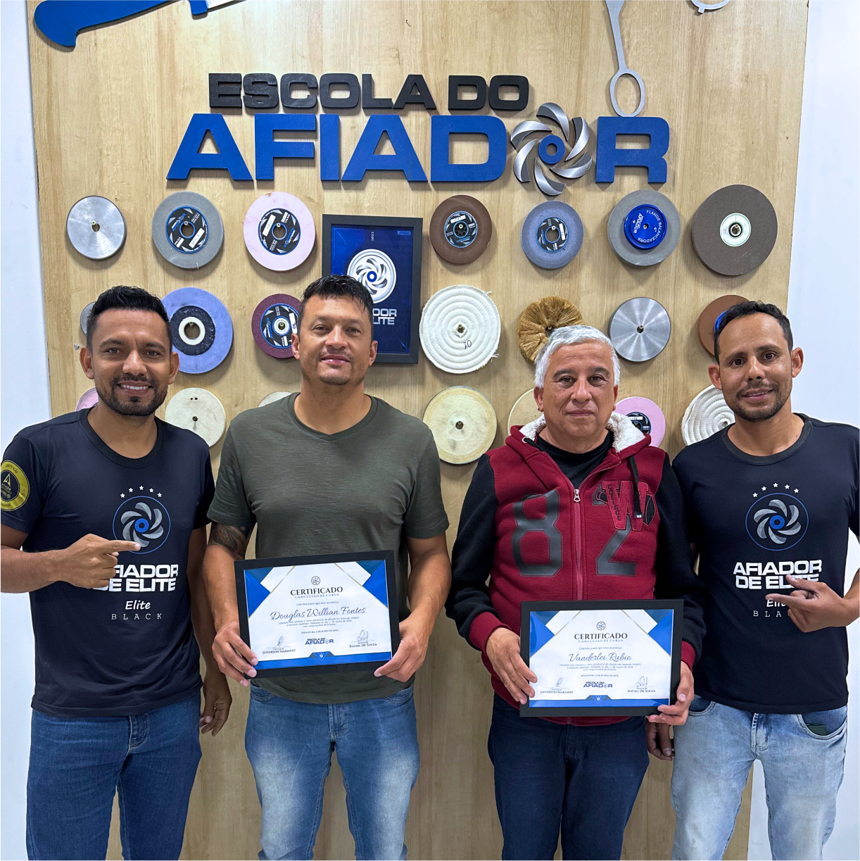 Alunos formados com certificado de afiação profissional