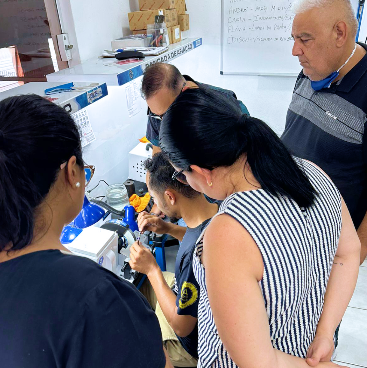 Alunos acompanhando de perto o procedimento de afiação