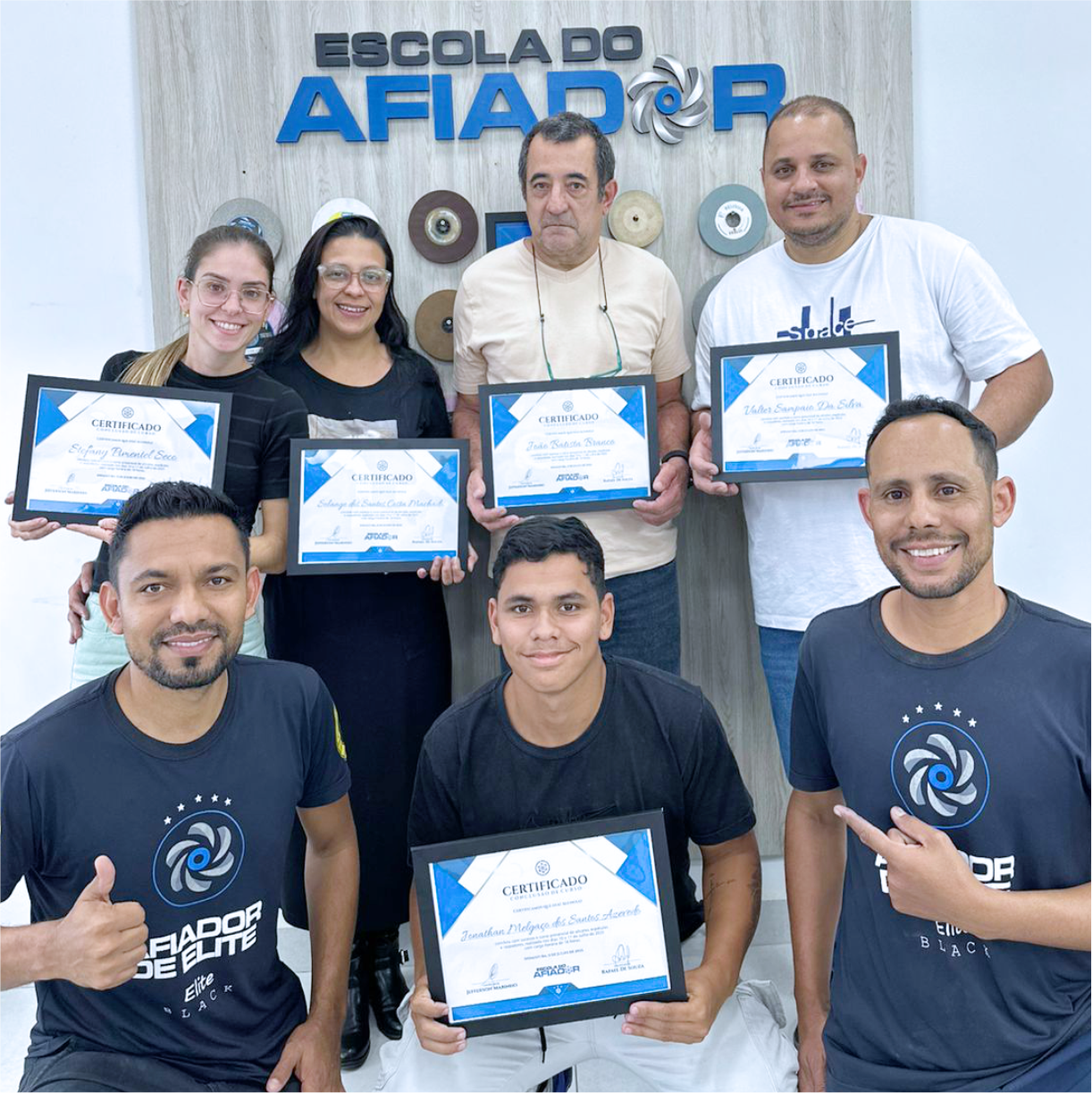Turma de formandos comemorando a certificação com os professores