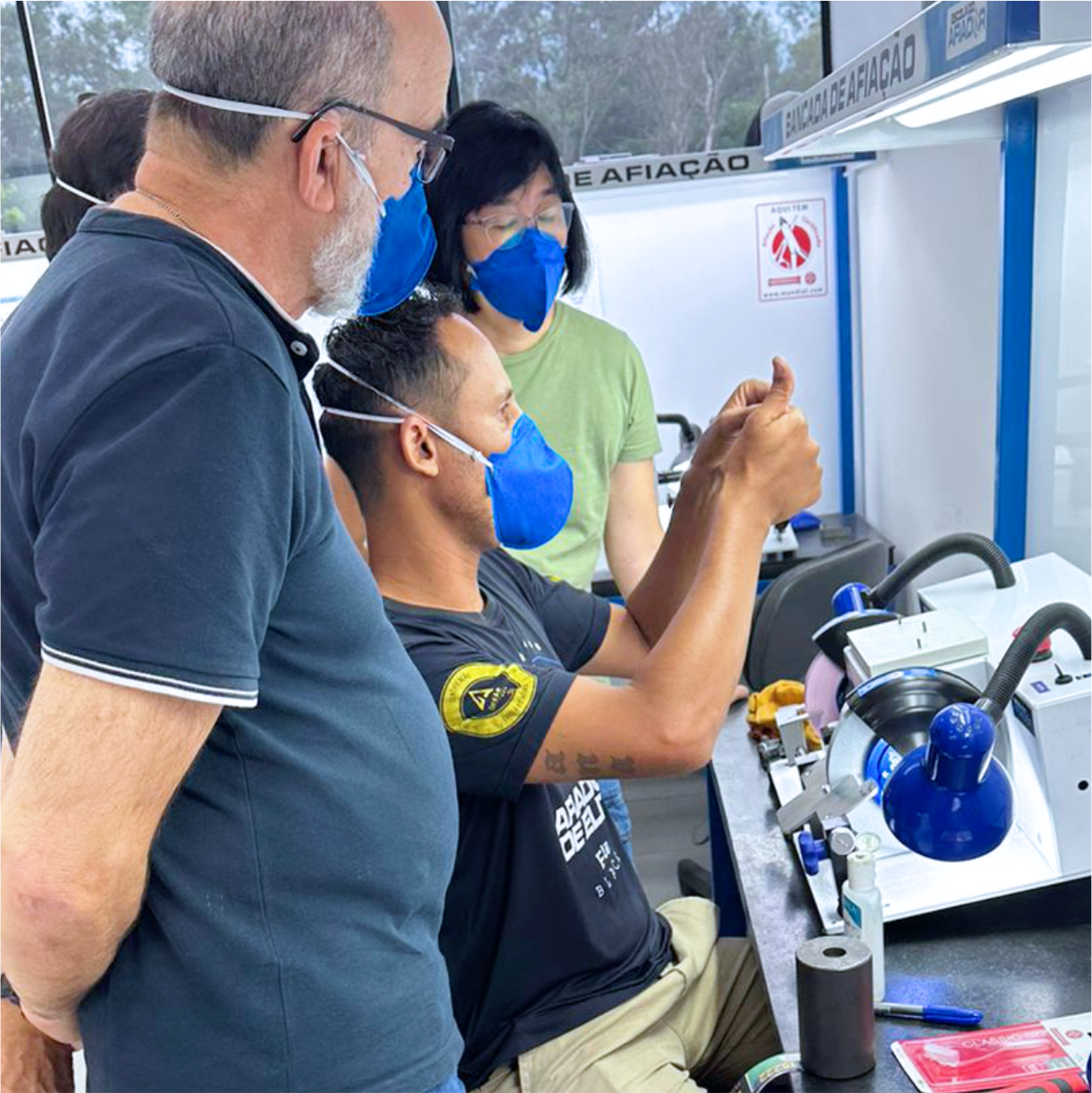 Professor demonstrando a técnica na bancada para os alunos