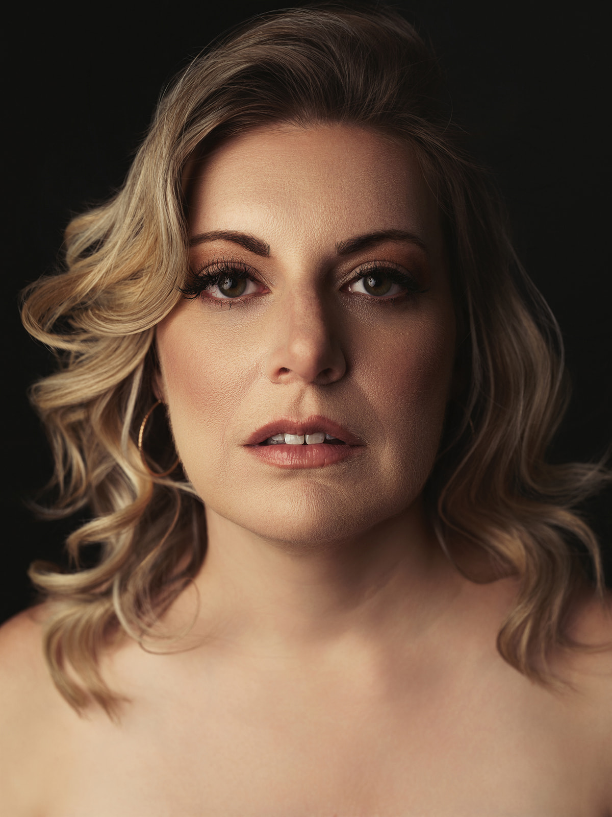 Beauty portrait of a blonde woman by Elisa Mitchell Studios