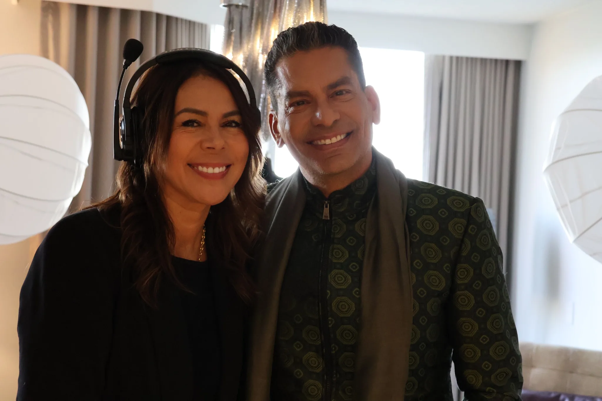 Susan Montoya con Ismael Cala en producción de evento