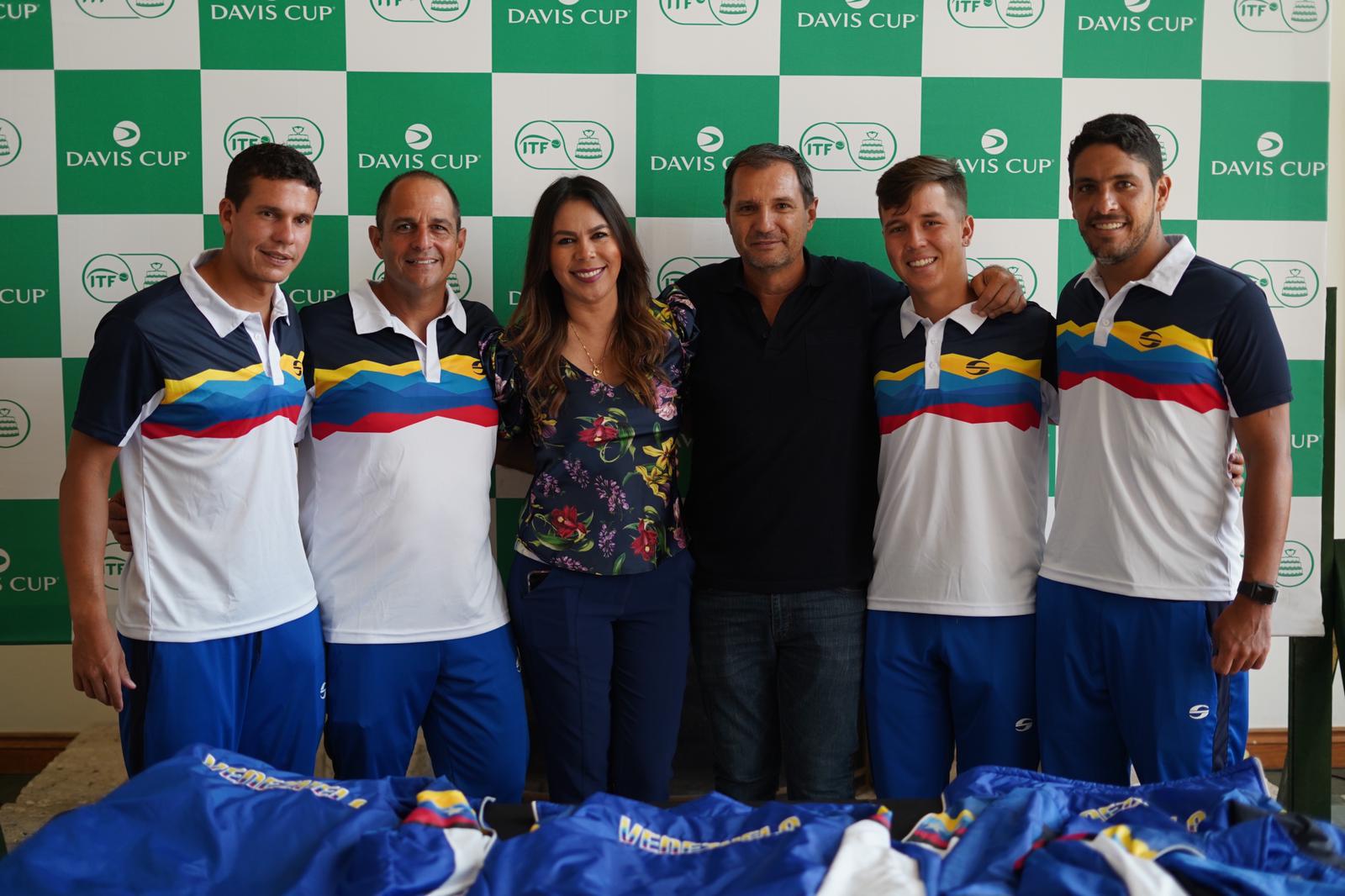 Susan Montoya con el equipo oficial Copa Davis – ITF
