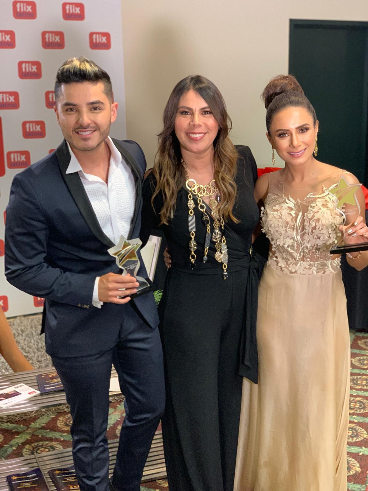 Susan Montoya con Coral Mujaes y personalidades premiadas