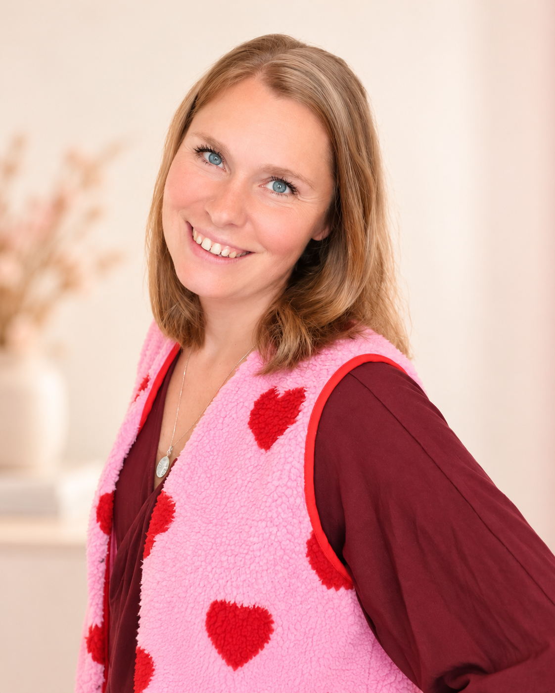Tana Klapdohr mit rosa Herzchenweste – Elterncoaching für sensible Mamas hochsensibler Kinder