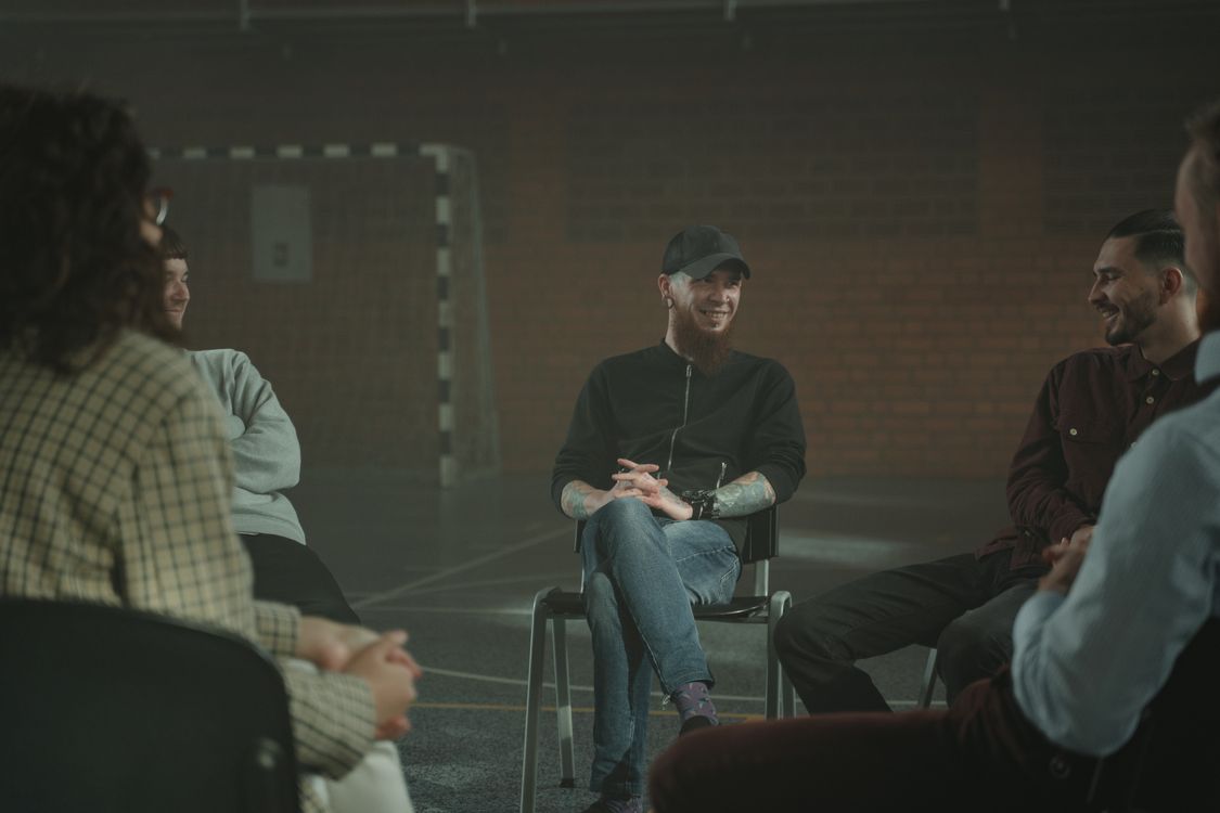 A relaxed group discussion (illustrative stock photo).