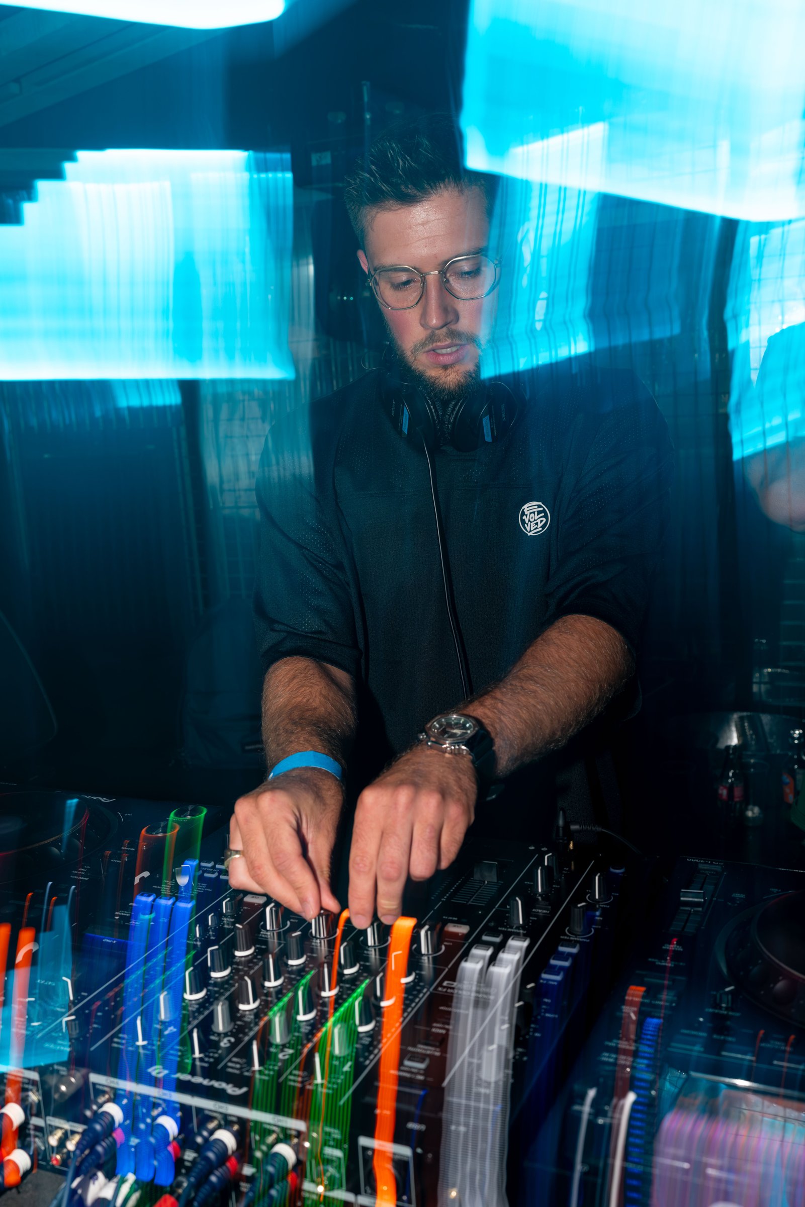 Socialice draait live achter de Pioneer mixer