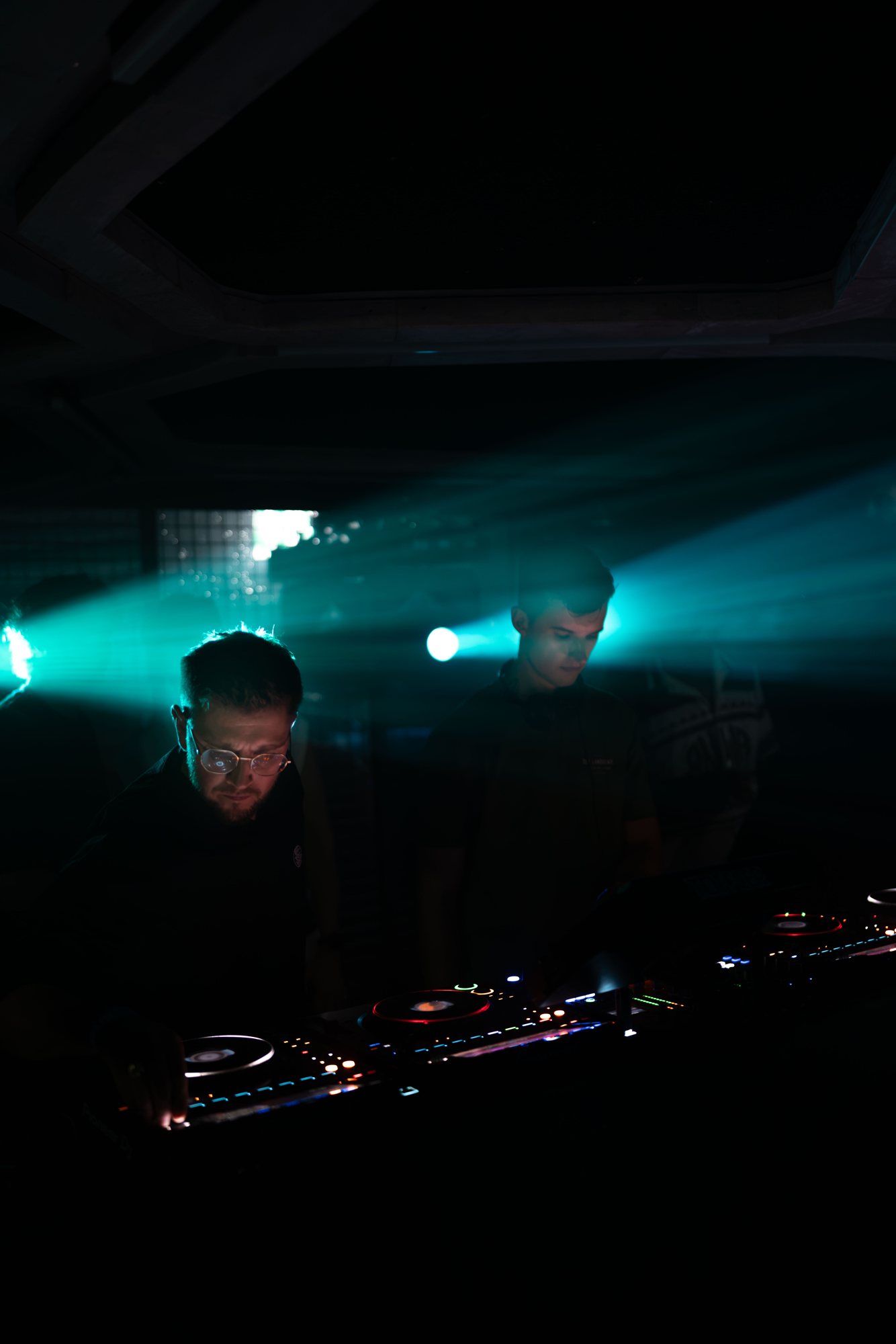 Socialice live set in donkere club met groene lichtstralen