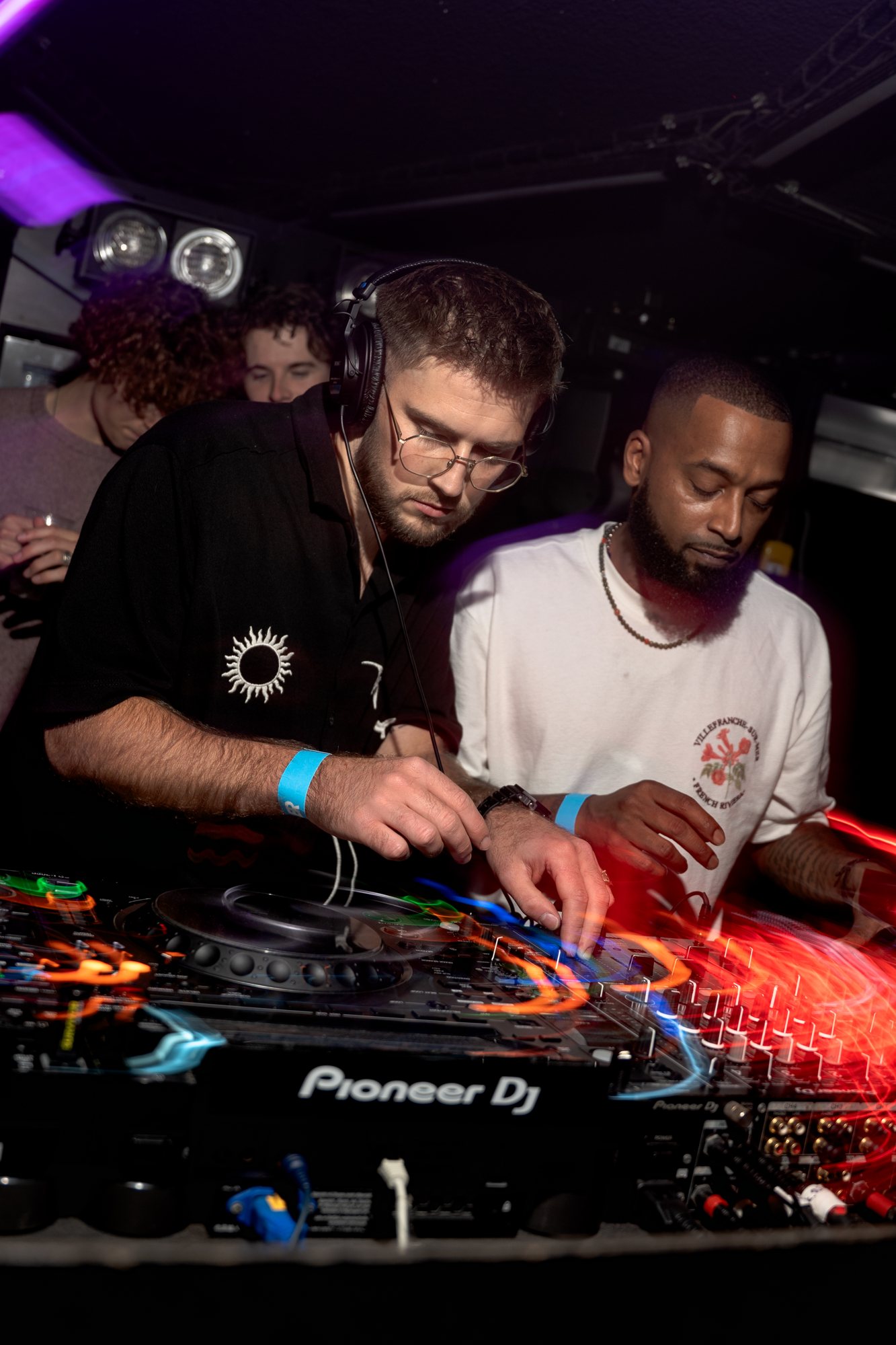 Socialice draait live met dj-partner achter de Pioneer mixer