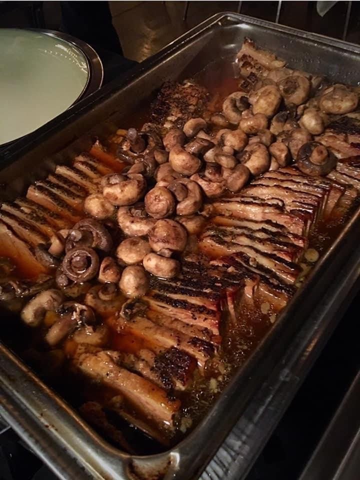 Roast beef with sautéed mushrooms in chafing dish
