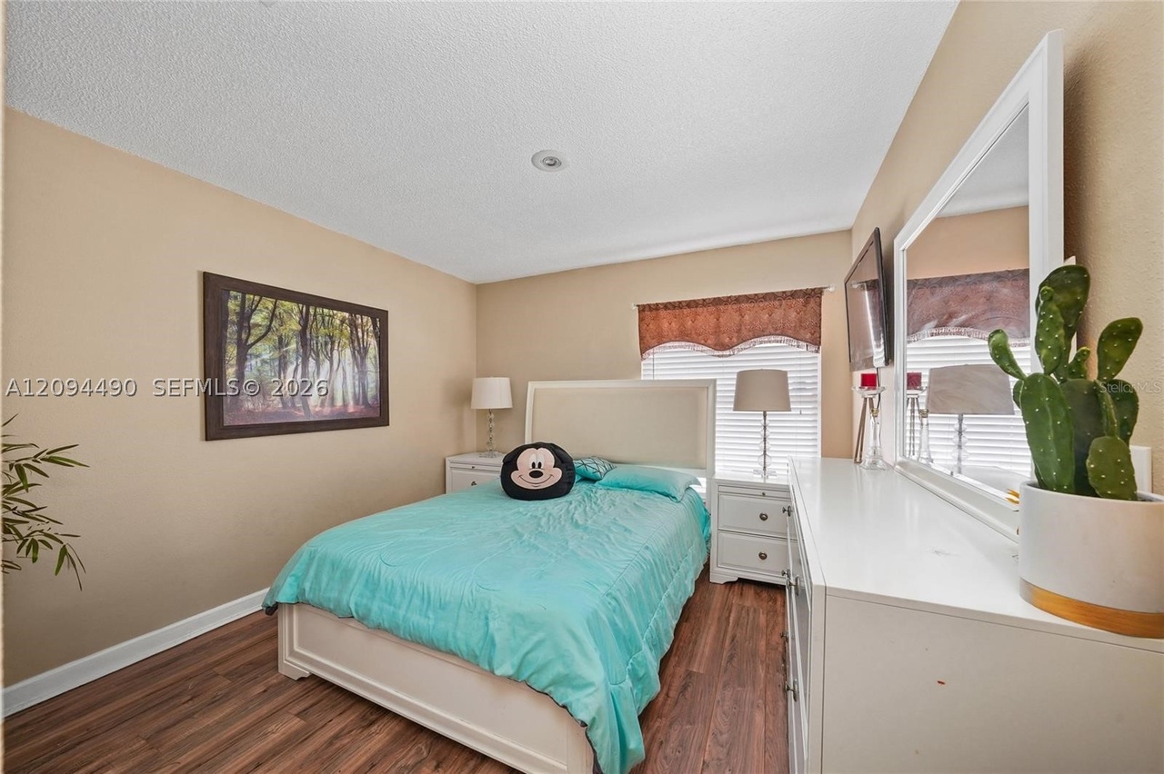 Secondary bedroom with closet and window lighting