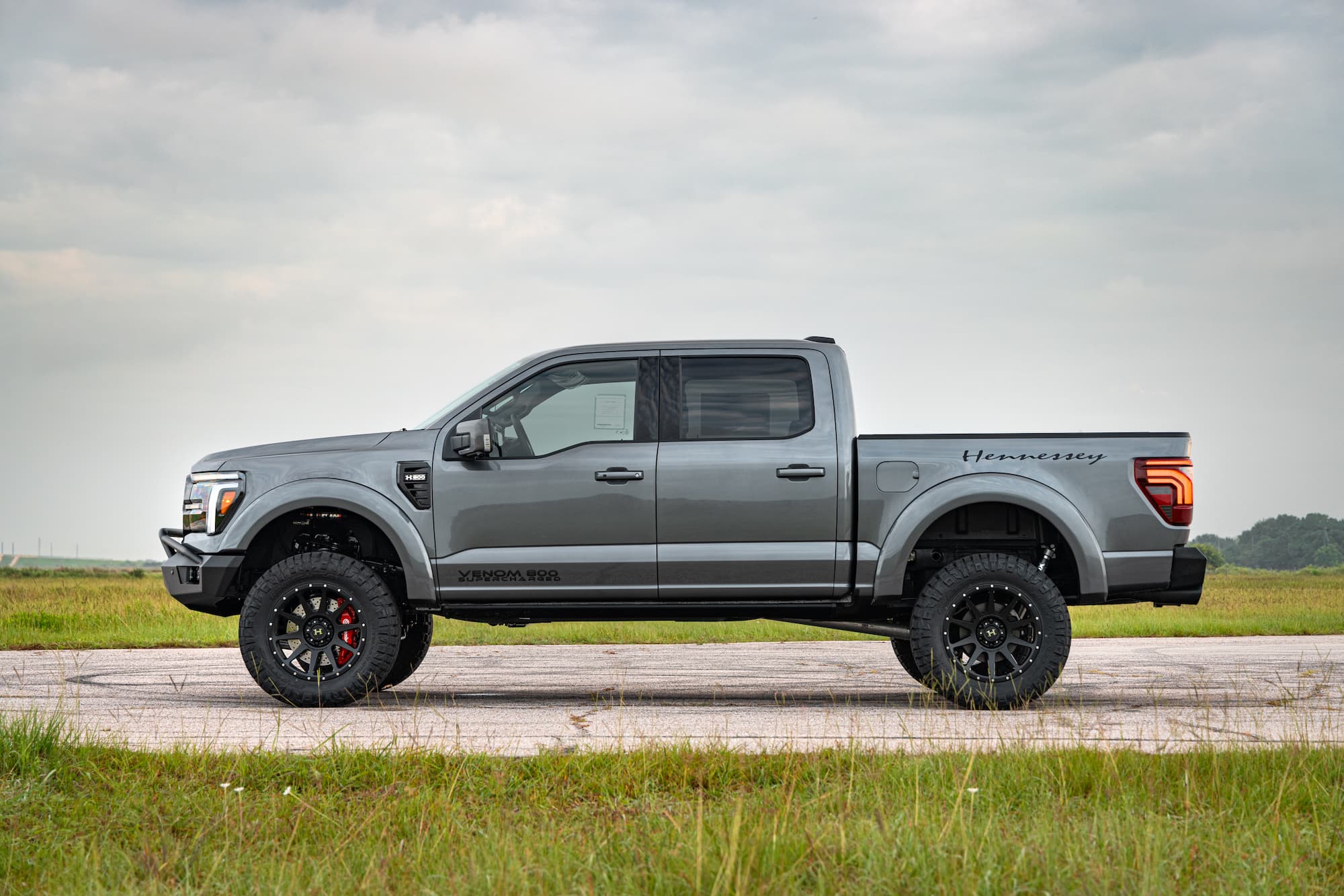 Side profile & 35-inch off-road wheels