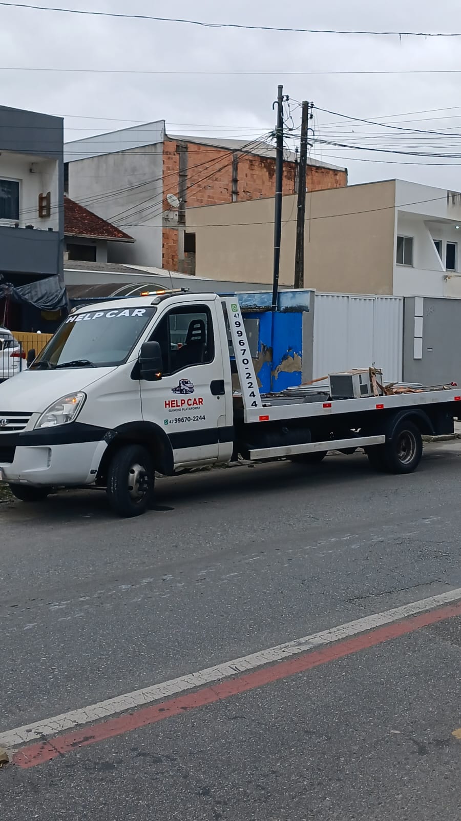 Guincho plataforma Help Car pronto para atendimento em via pública