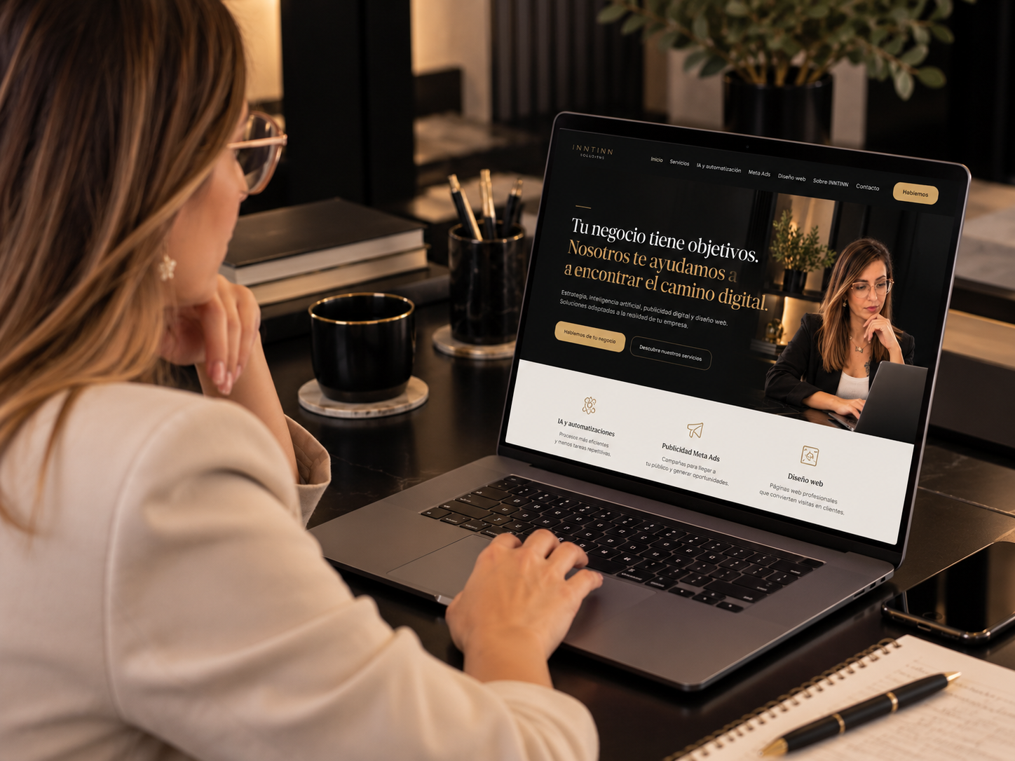 Diseño y desarrollo web profesional con maqueta visual en portátil