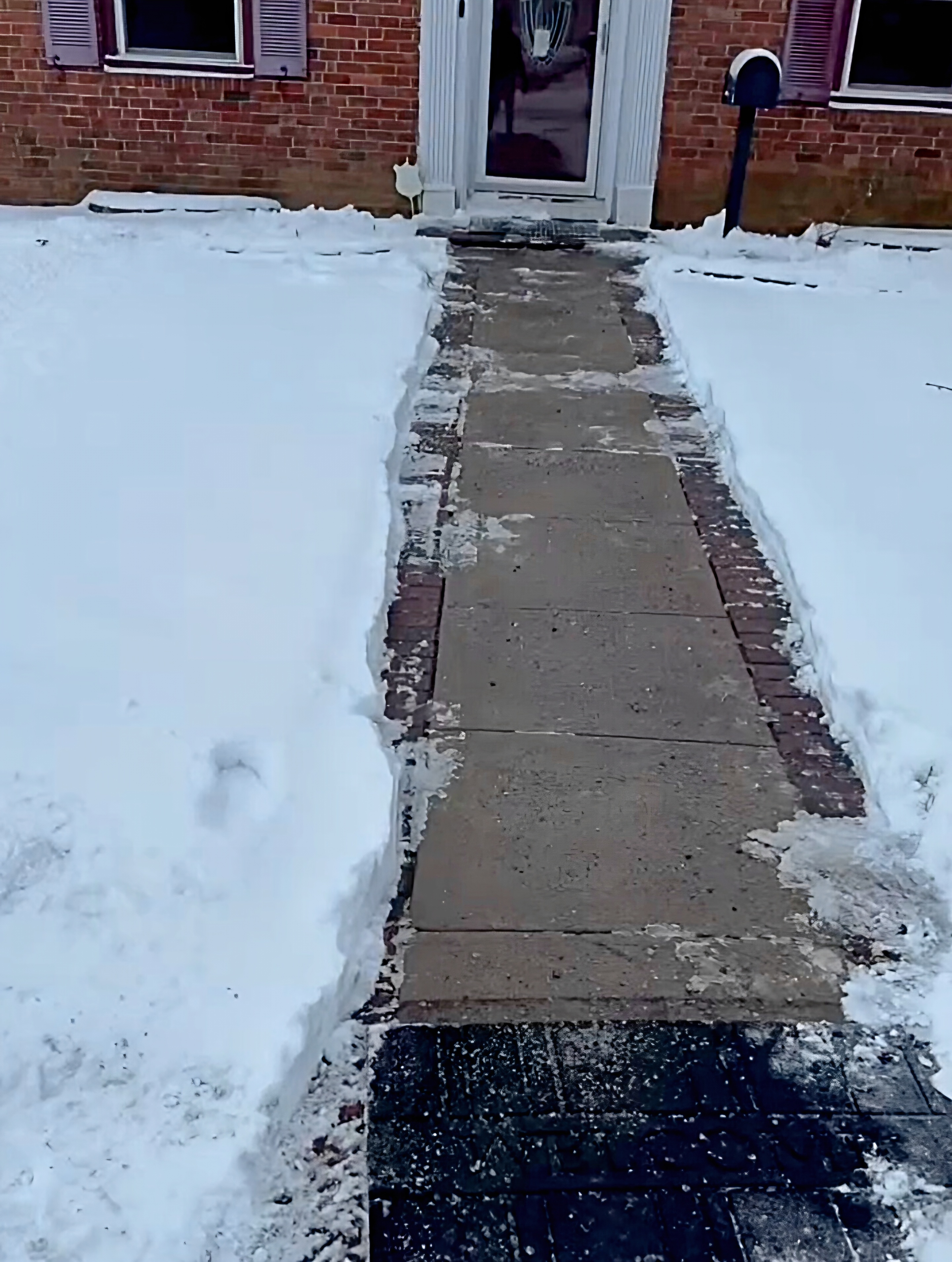 Clean Walkway to Front Entrance Snow Clearing