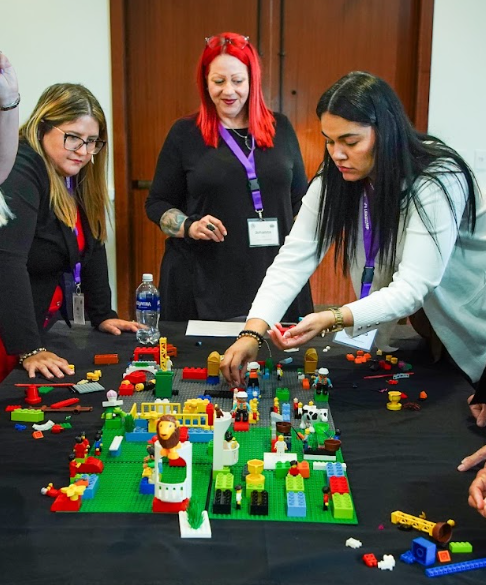 Johanna Soto facilitando una sesión de liderazgo colaborativo y LEGO® SERIOUS PLAY®