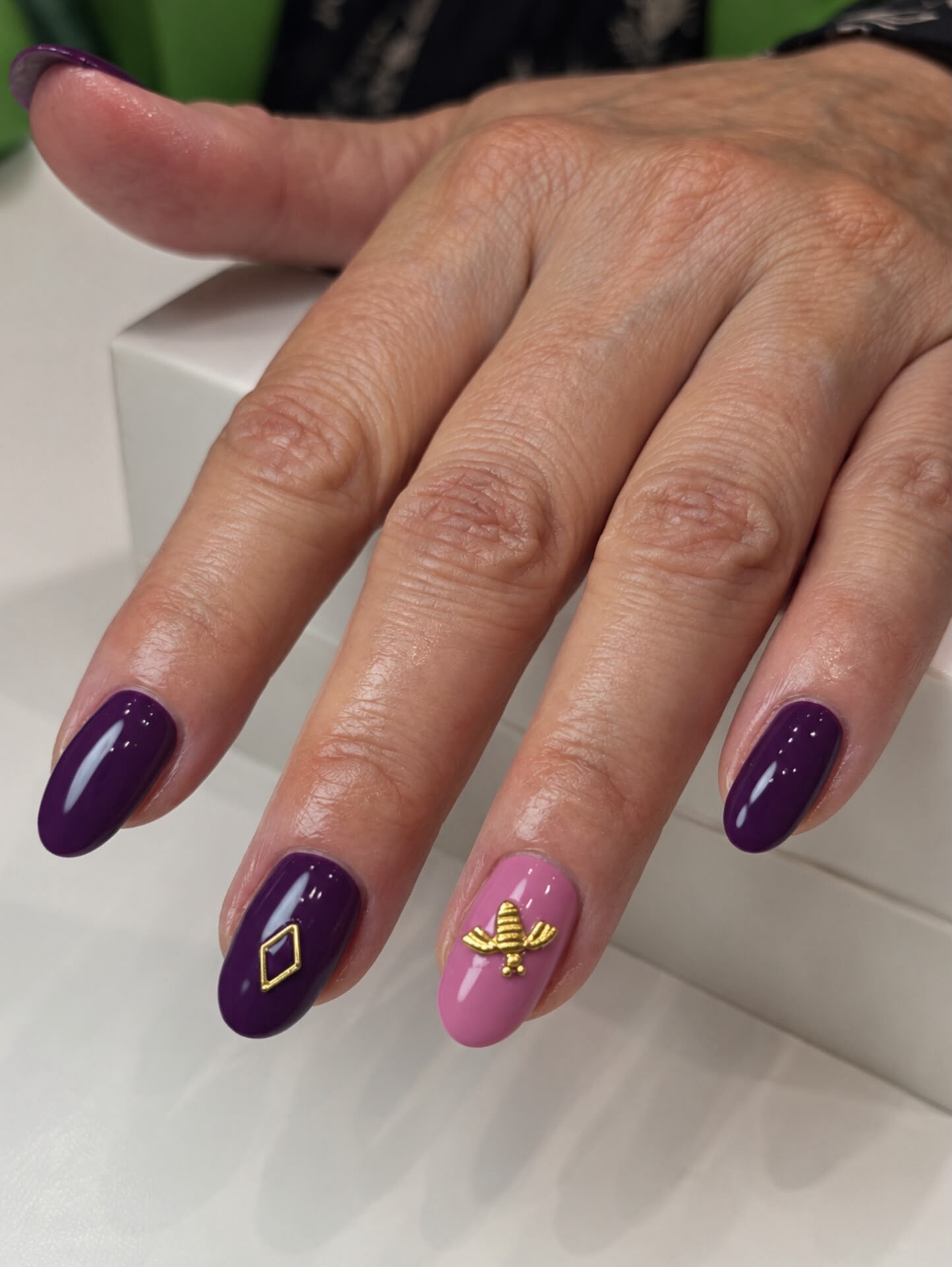 Syvä violetti ja vaaleanpunainen kultakoruilla