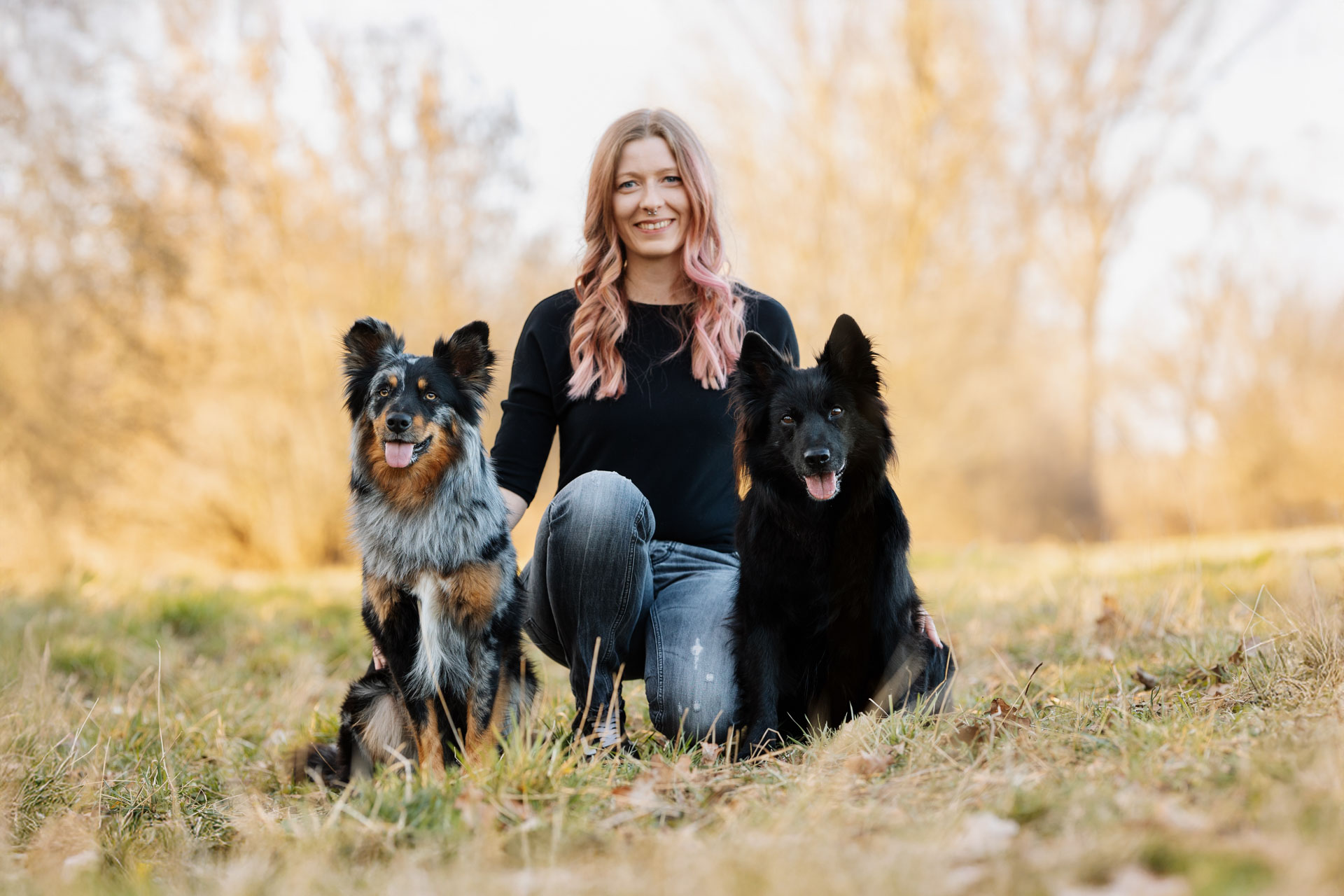 Caro mit ihren Hunden Nala und Louie – Hundetrainerin und Gründerin von BondogX