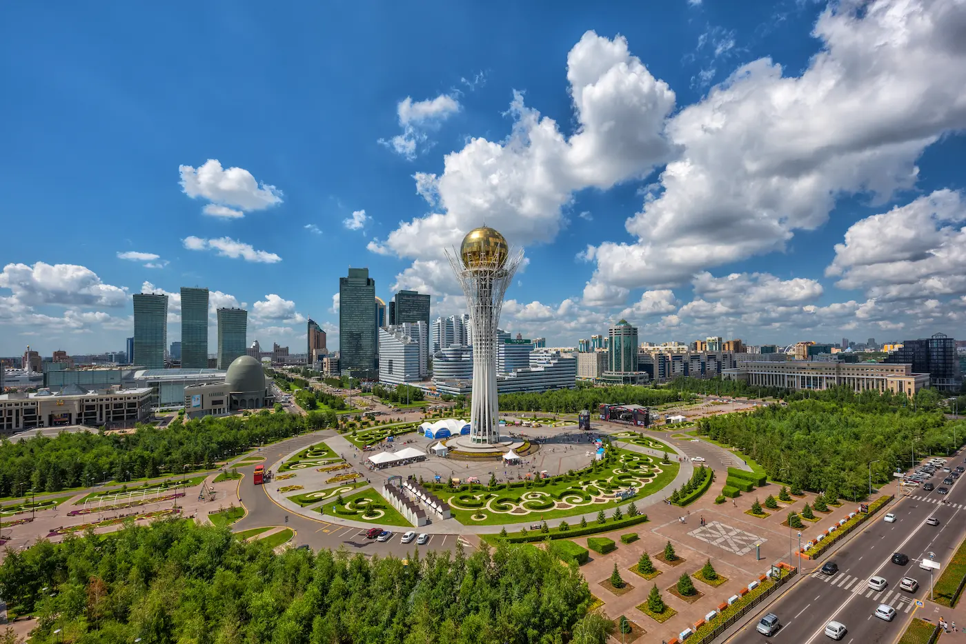 Panorámica de Astaná con la torre Baiterek y el bulevar Nurzhol en Kazajistán