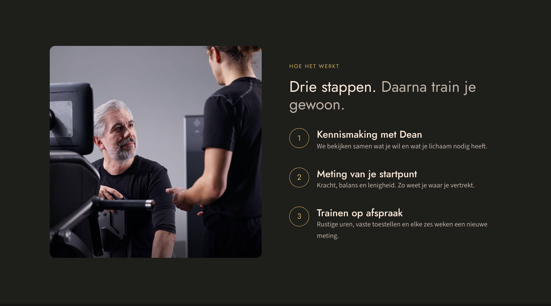 Coach begeleidt man bij een krachttoestel