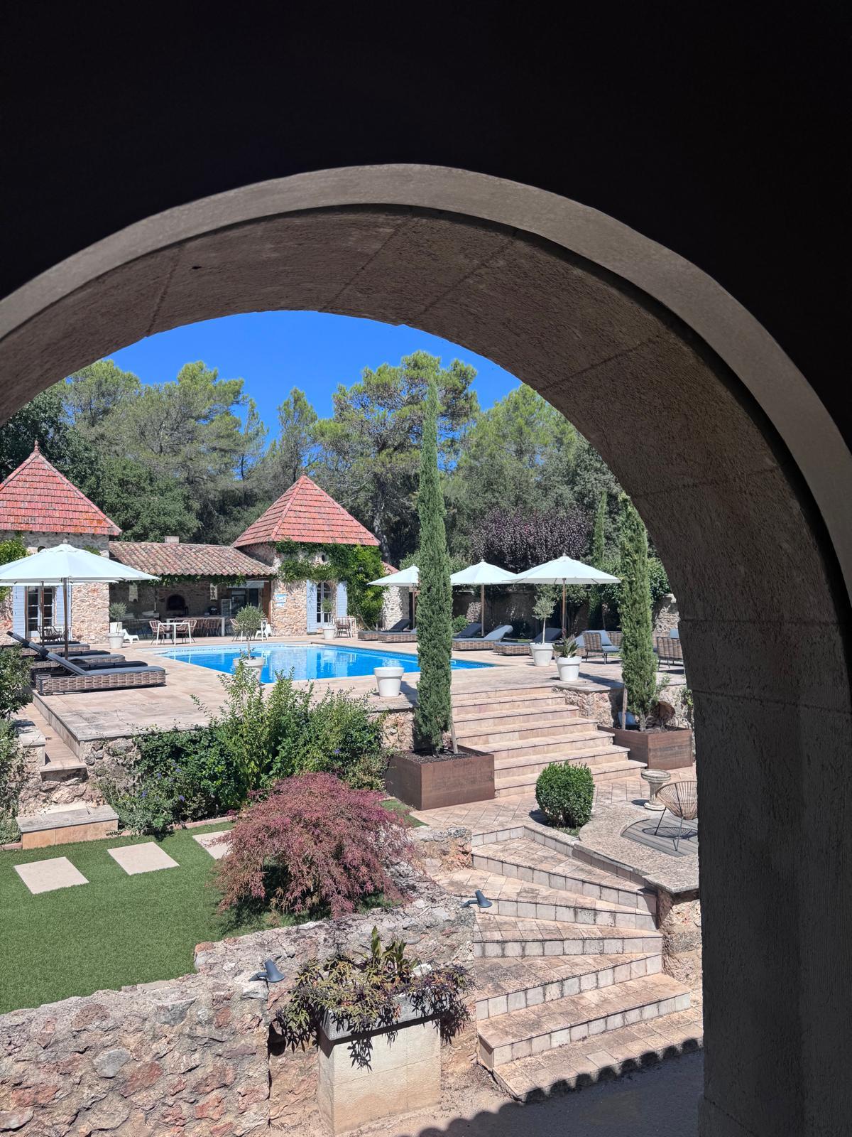 Seminarort Provence Anwesen mit Pool und Torbogen
