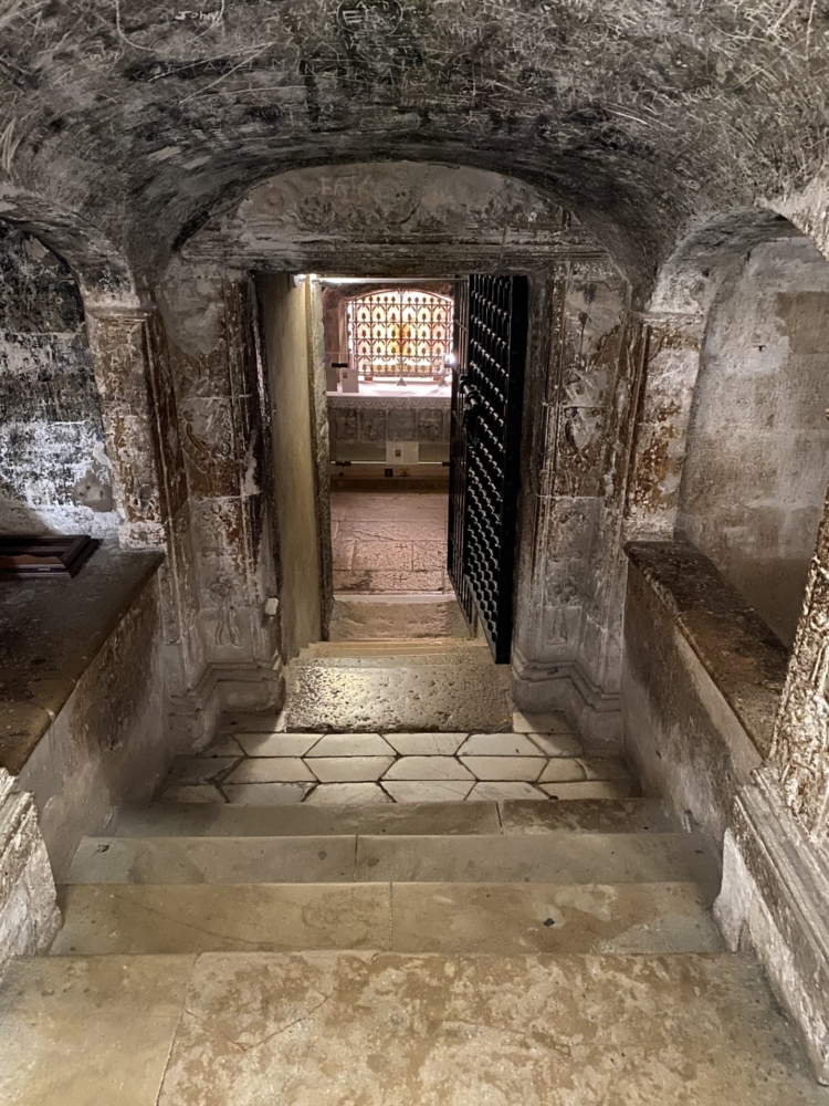 Historischer Abgang und Gewölbe der heiligen Grotte