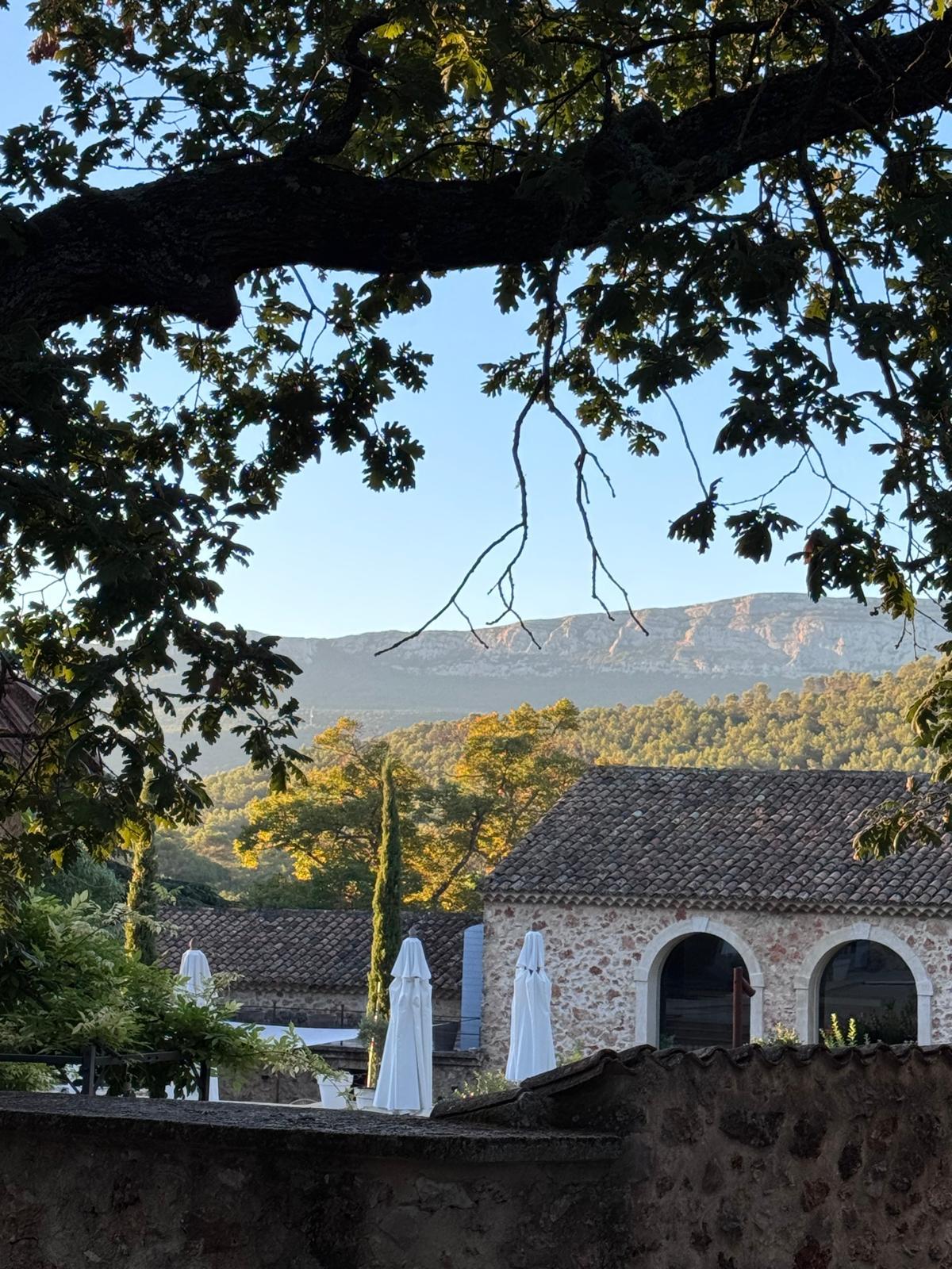 Provenzalisches Steinhaus und Blick auf die Berge im Abendlicht