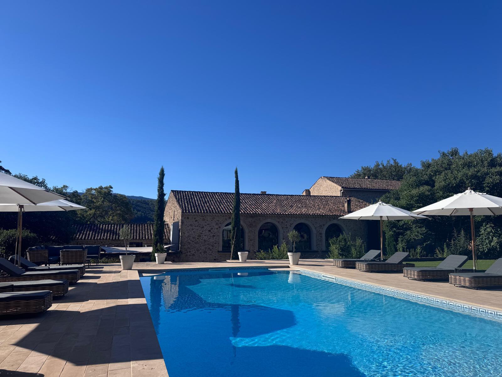 Poolbereich und sonnige Liegeterrasse des Anwesens