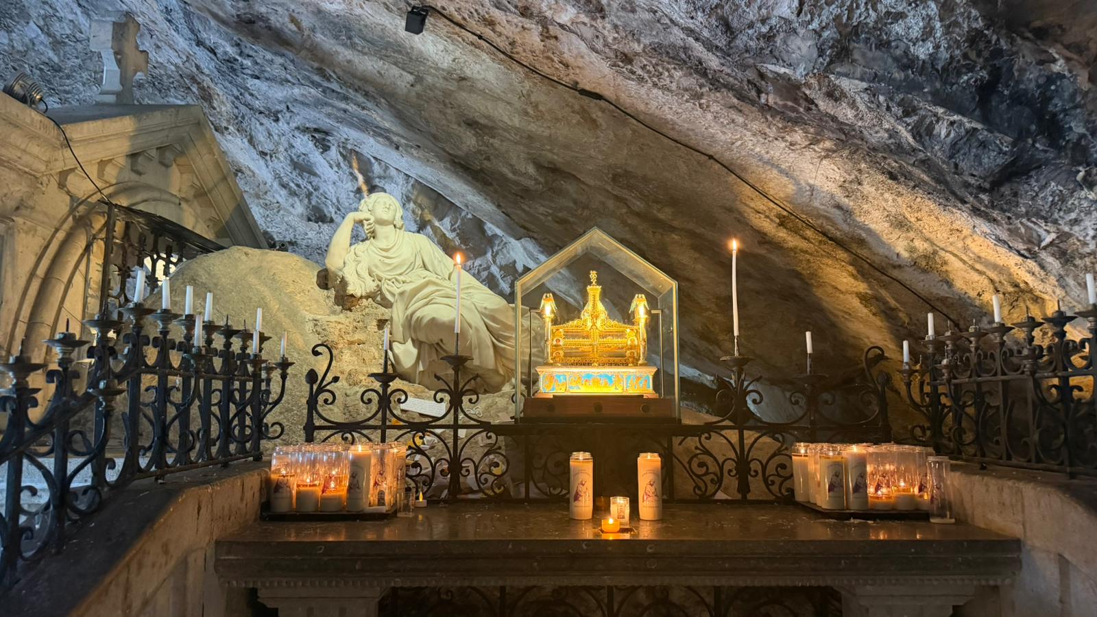 Die Grotte von Sainte-Baume mit Altar und Skulptur der Maria Magdalena im Massif de la Sainte-Baume