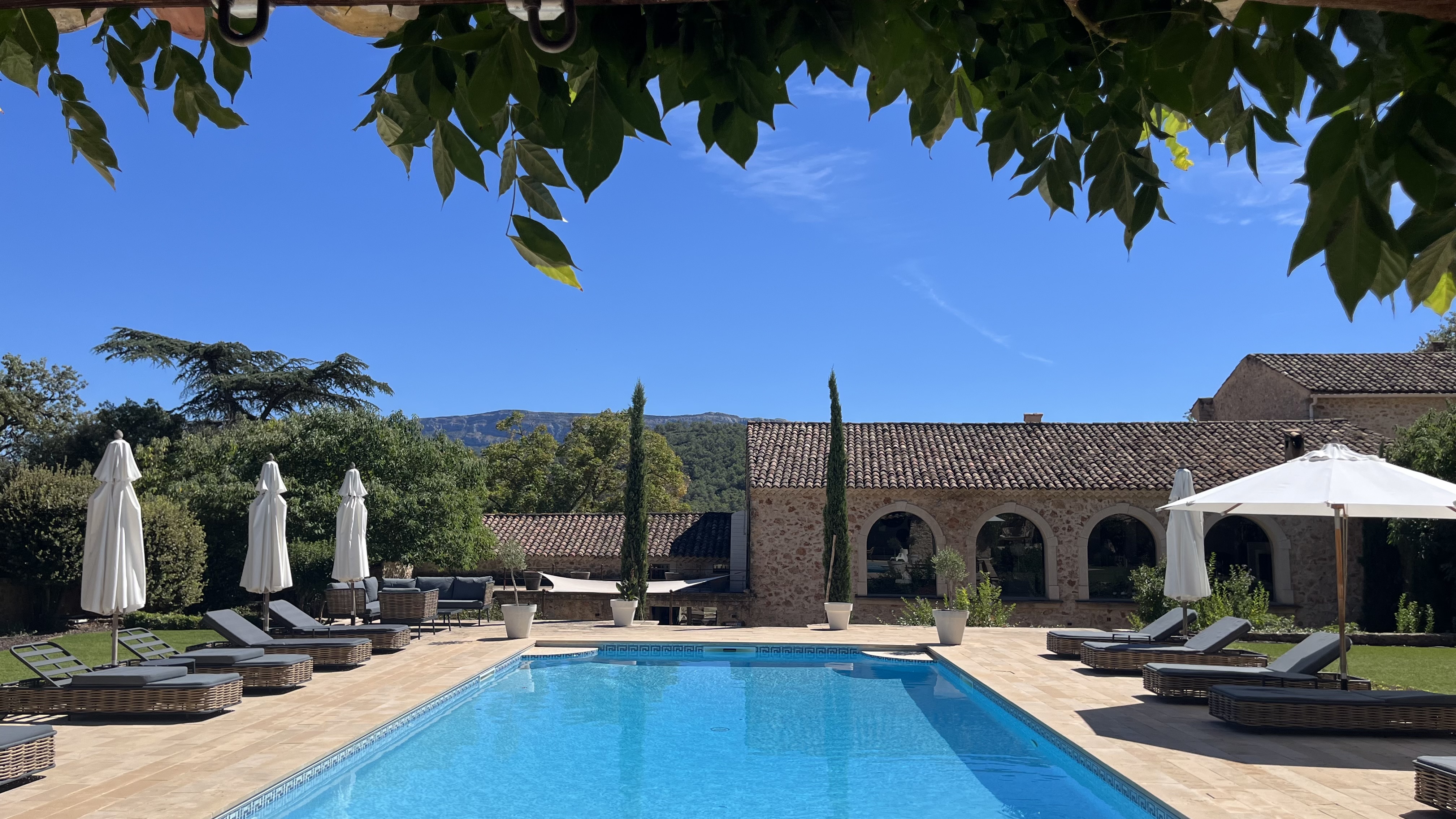 Seminarort Provence Pool mit Liegen und provenzalischem Steinhaus