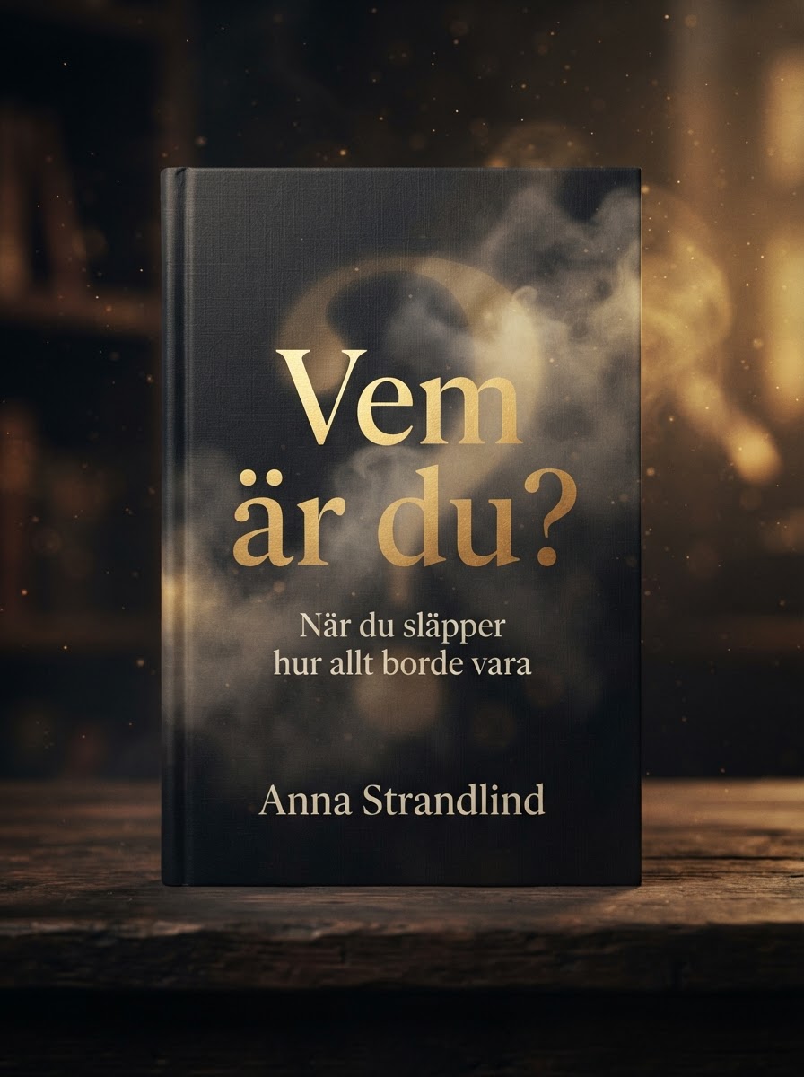Bokomslag: Vem är du? av Anna Strandlind. När du släpper hur allt borde vara.