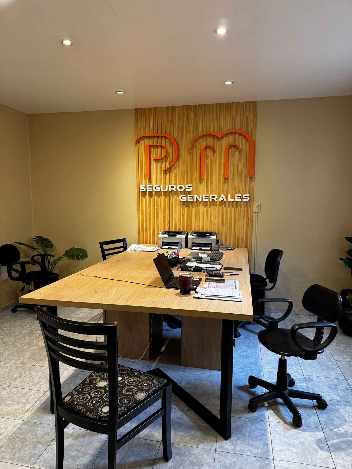 Oficina de atención y mesa de trabajo de PM Seguros Generales en Mendoza