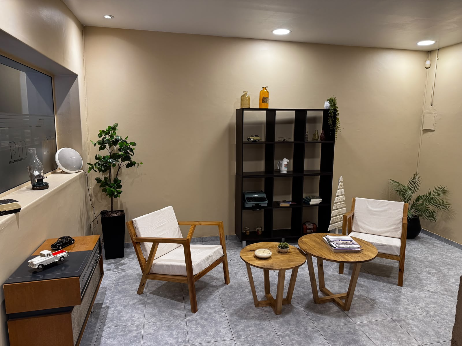 Sala de espera y recepción en PM Seguros Generales