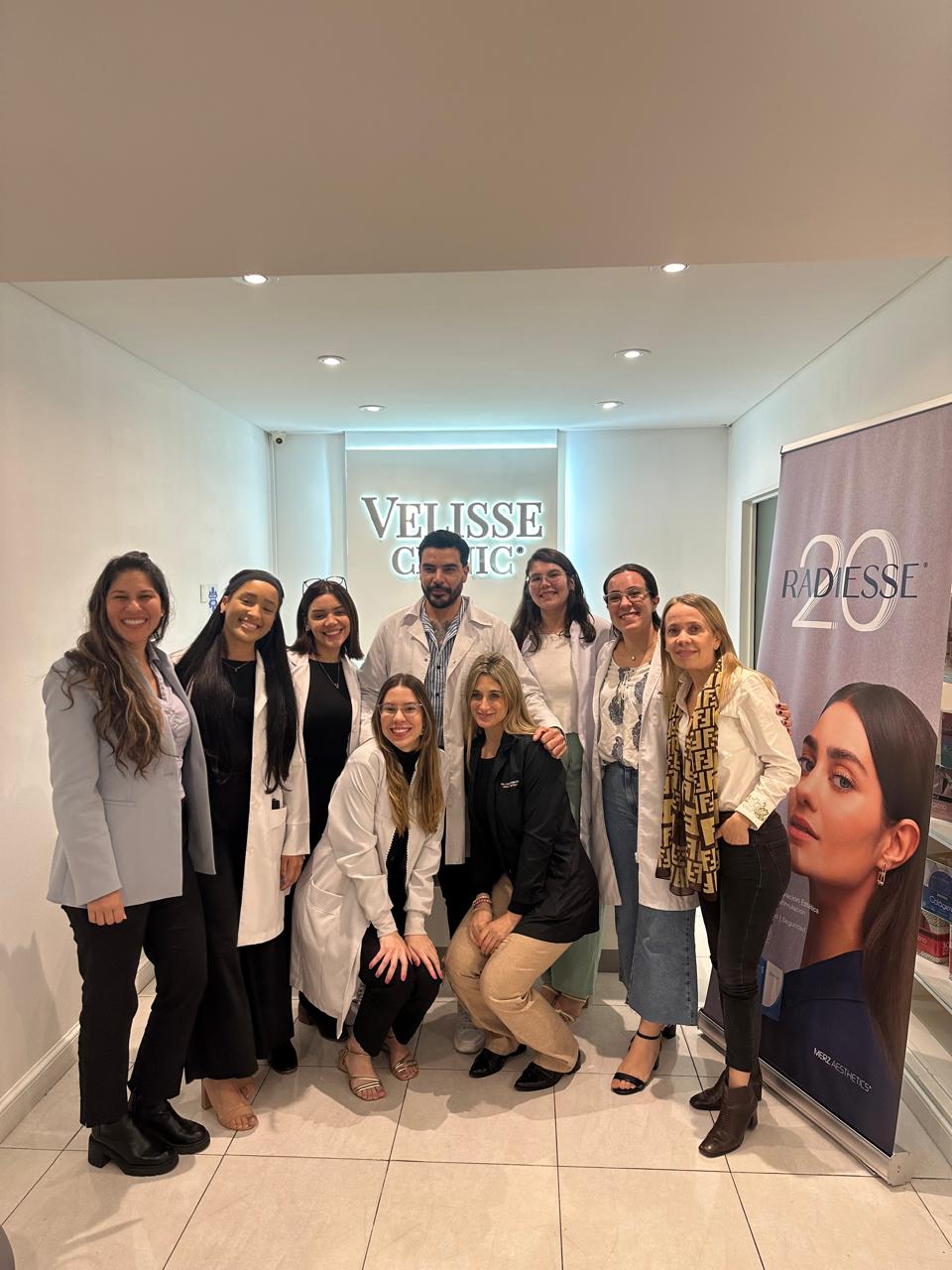 Grupo de profesionales capacitados con la Dra. Nathercia Lima en Velisse Clinic