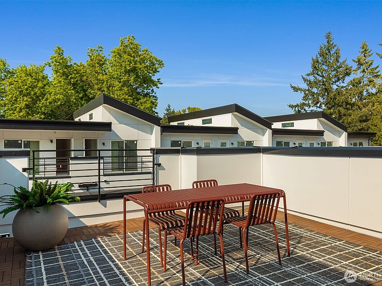 Spacious Multi-Level Living & Flexible Office / Family Area