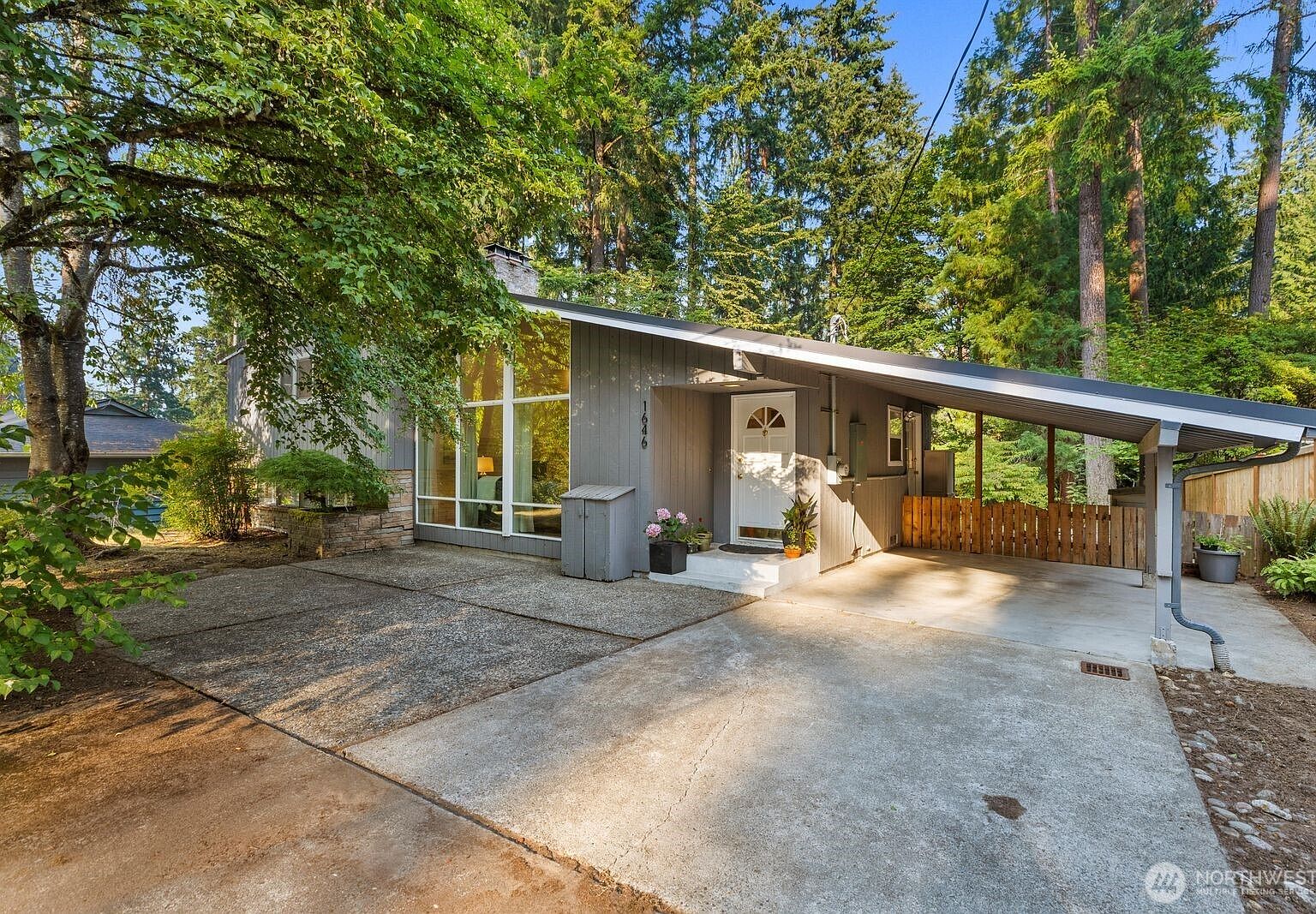 Mid-Century Modern Exterior & Landscaped Front Grounds