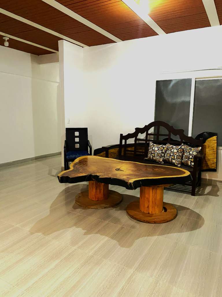 Sala de descanso interior con mesa artesanal de madera maciza