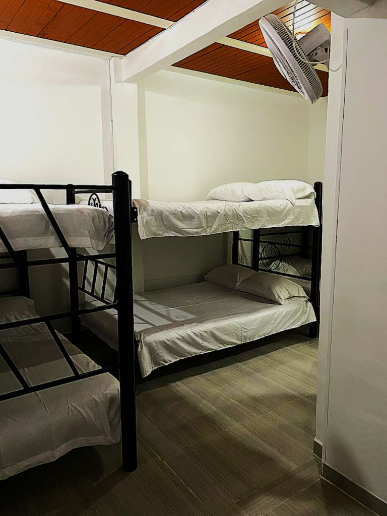 Habitación con camarotes cómodos para descanso en la finca