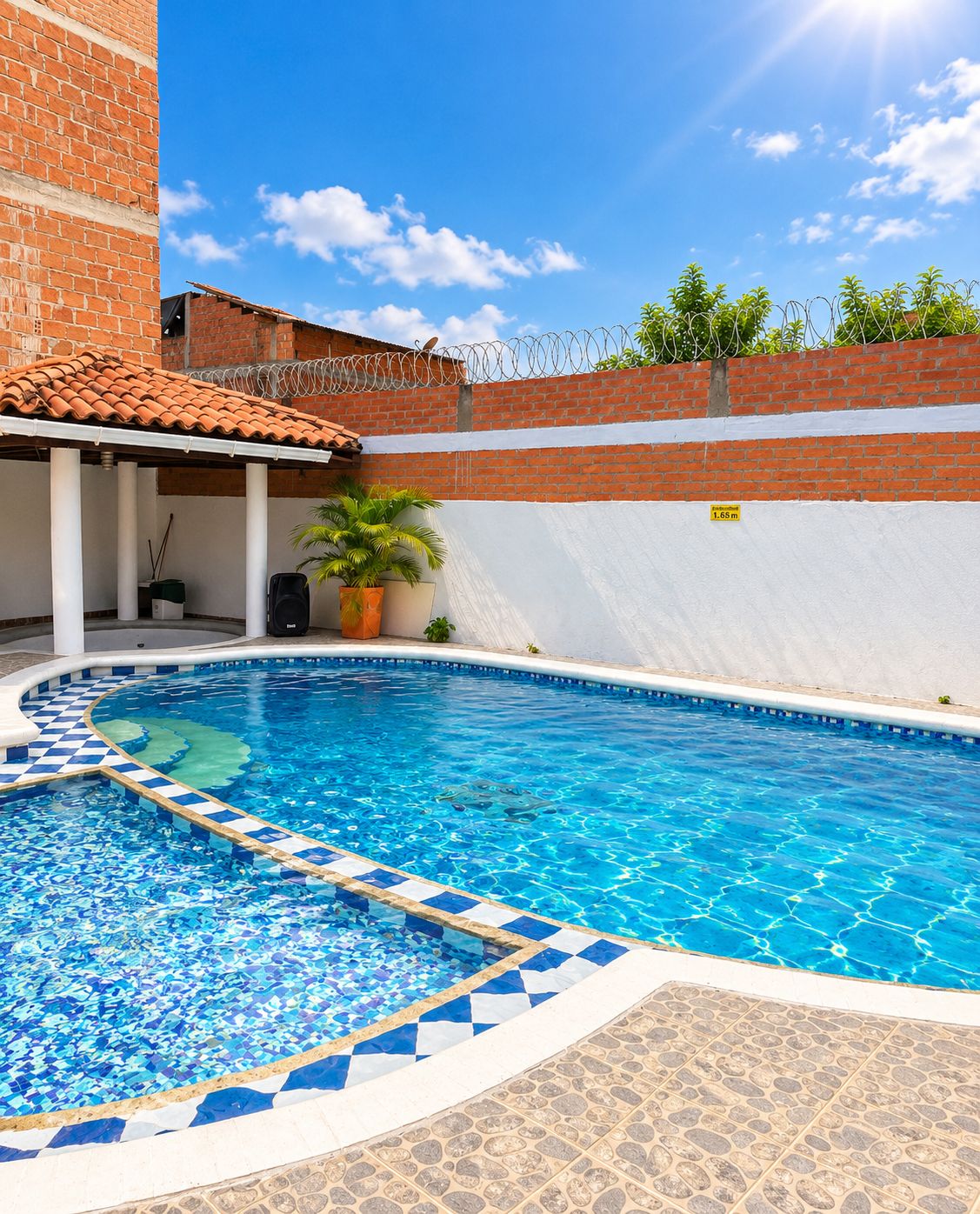 Piscina con kiosko techado y zona de asolearse