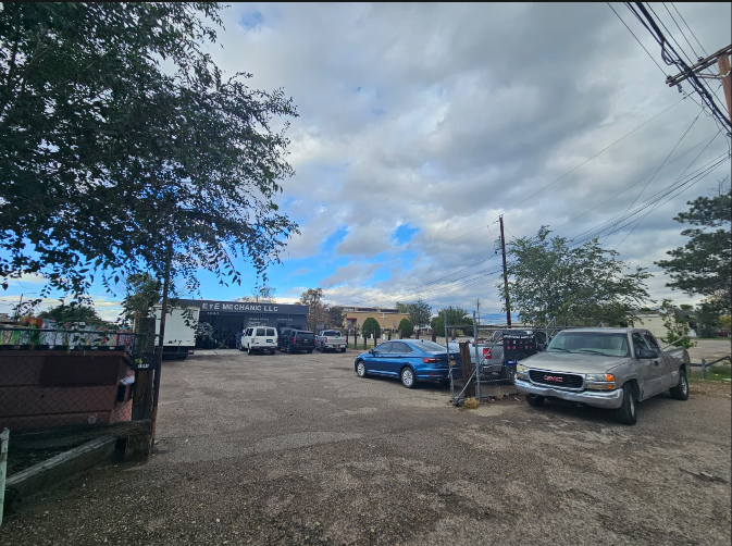 E y E Mechanic LLC property, driveway and parking area in Albuquerque