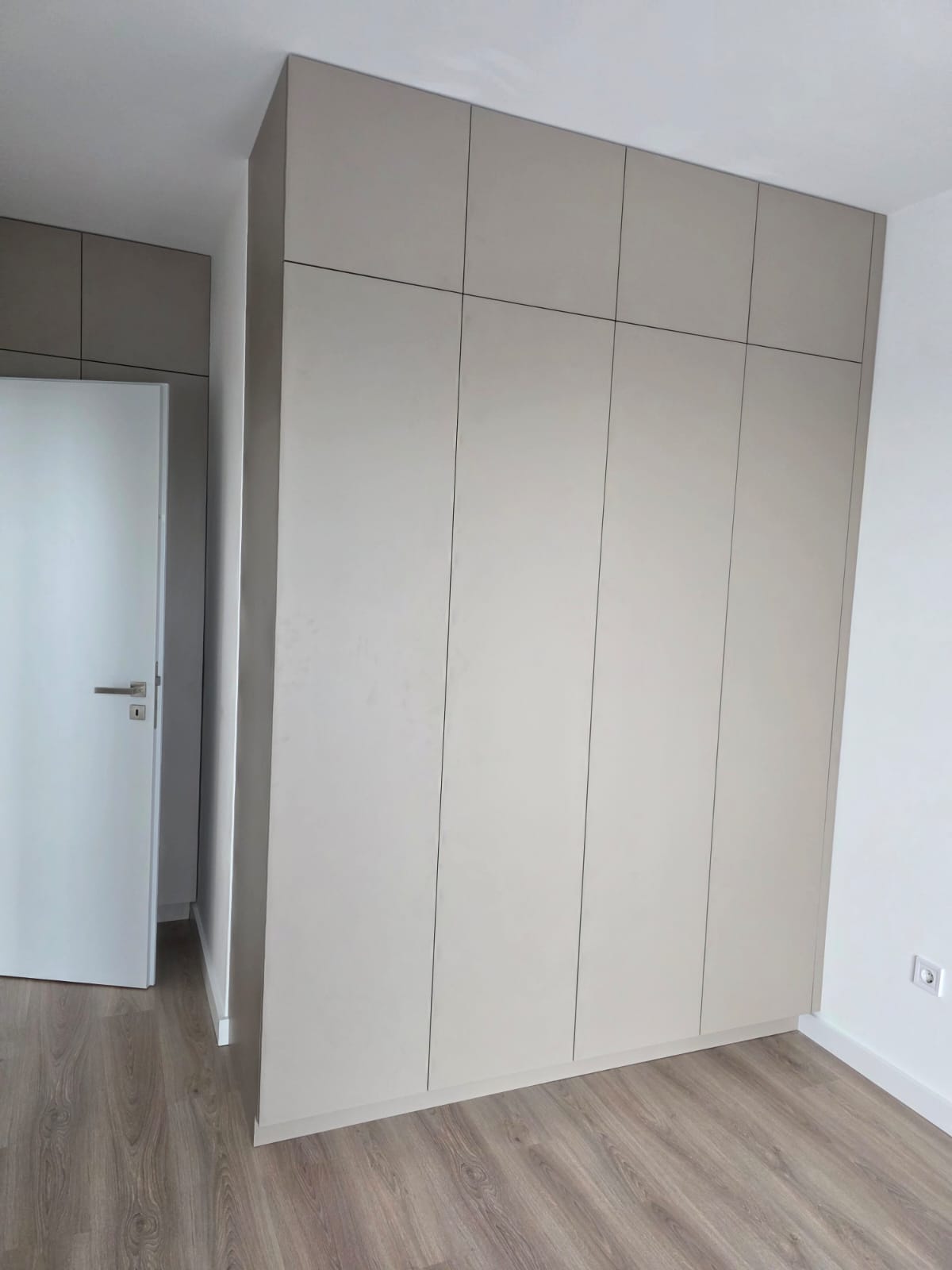 Letisztult, mennyezetig érő matt bézs beépített gardróbszekrény készítése Budapesten