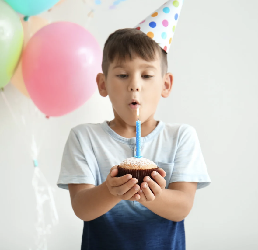 Niño soplando la vela de su cumpleaños celebrando en Pure Jump