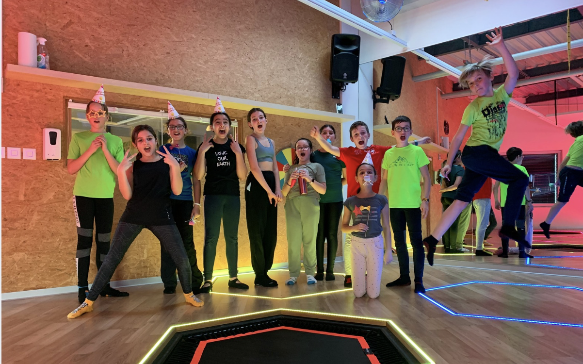 Niños y monitores disfrutando de un cumpleaños en Pure Jump