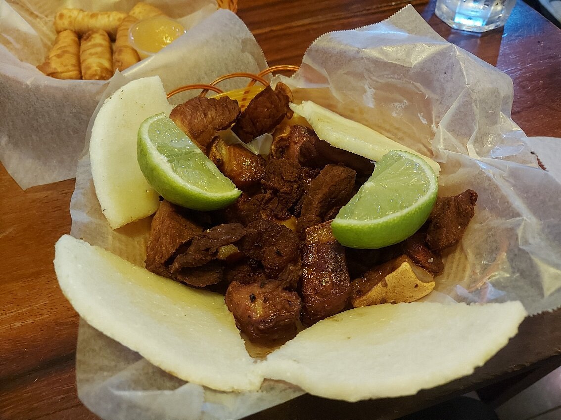 Chicharrón con arepa