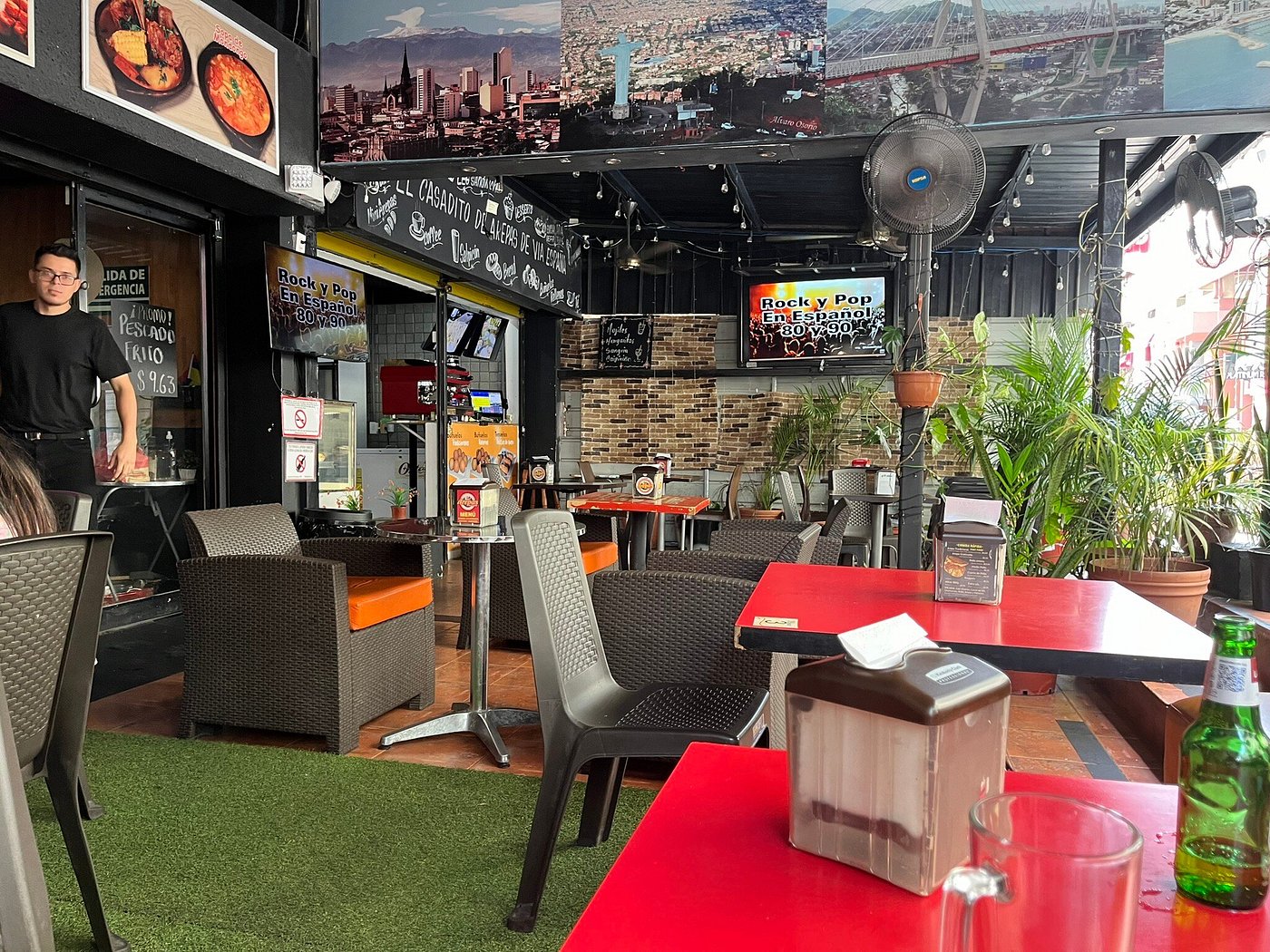 Terraza y ambiente del restaurante Arepas de Vía España con mesas y música